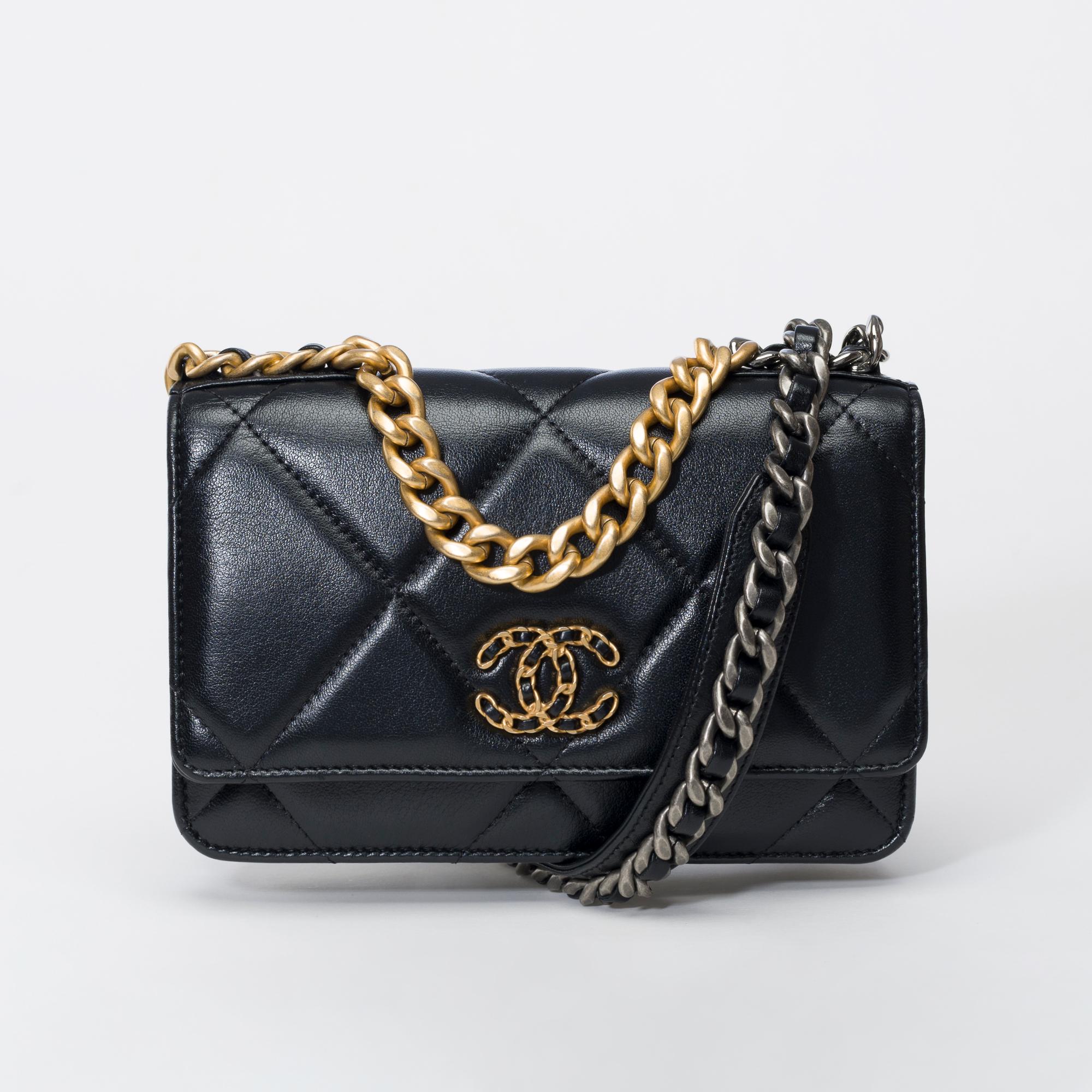 Amazing Chanel Wallet On Chain (WOC) 19 shoulder bag in black quilted lambskin leather, matte gold metal hardware, a matte gold metal handle, a silver and matte gold chain handle interlaced with black leather for hand or shoulder or crossbody