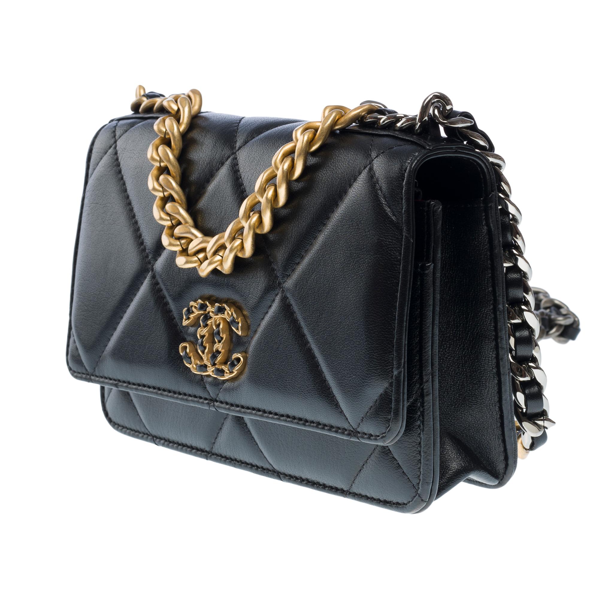 Chanel Wallet on Chain (WOC) 19 shoulder bag in black lambskin quilted leather In Excellent Condition In Paris, IDF