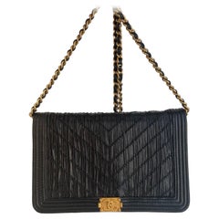 Chanel Brieftasche an Kette WOC Boy Schwarzes Kalbsleder Chevron Wrinkled Effect