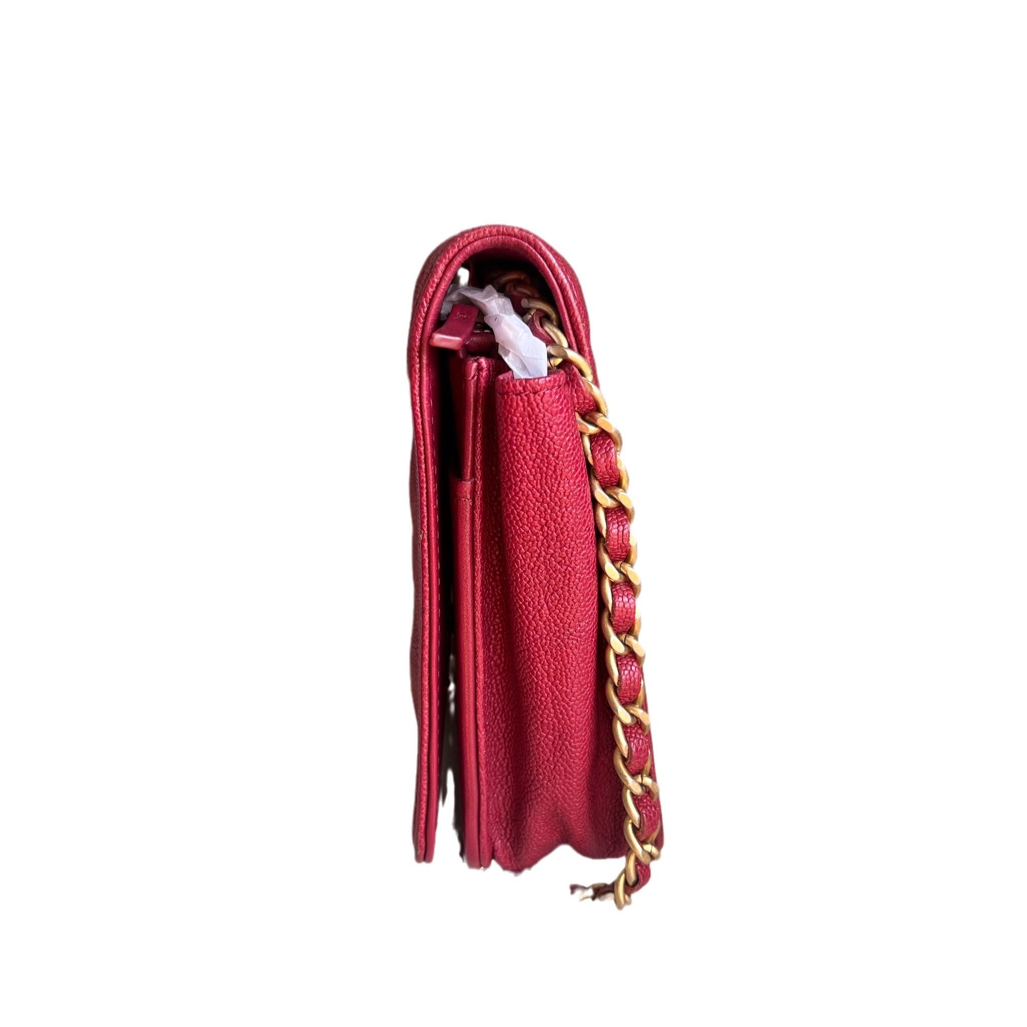 Chanel Wallet on Chain WOC Boy Red Caviar Leather with Antiqued Gold Hardware In Excellent Condition For Sale In AUBERVILLIERS, FR