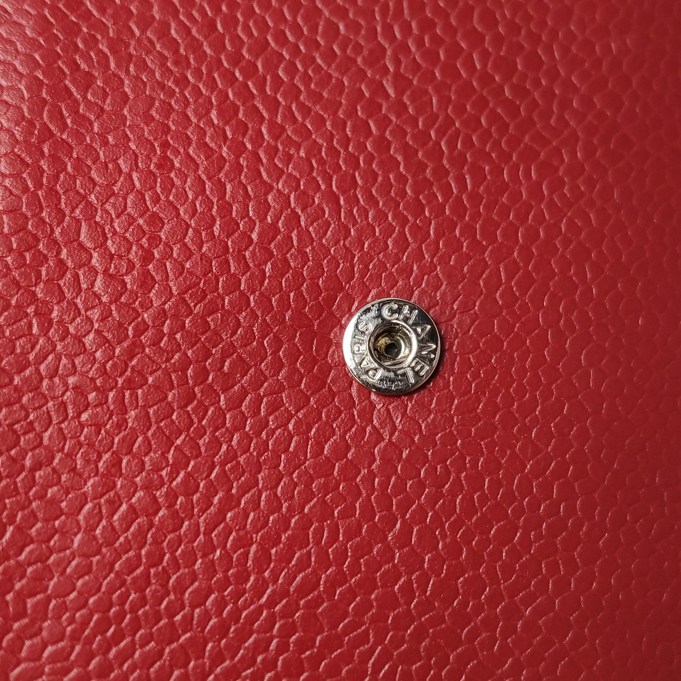 Portefeuille Chanel WOC double CC rouge caviar sur chaîne en vente 6