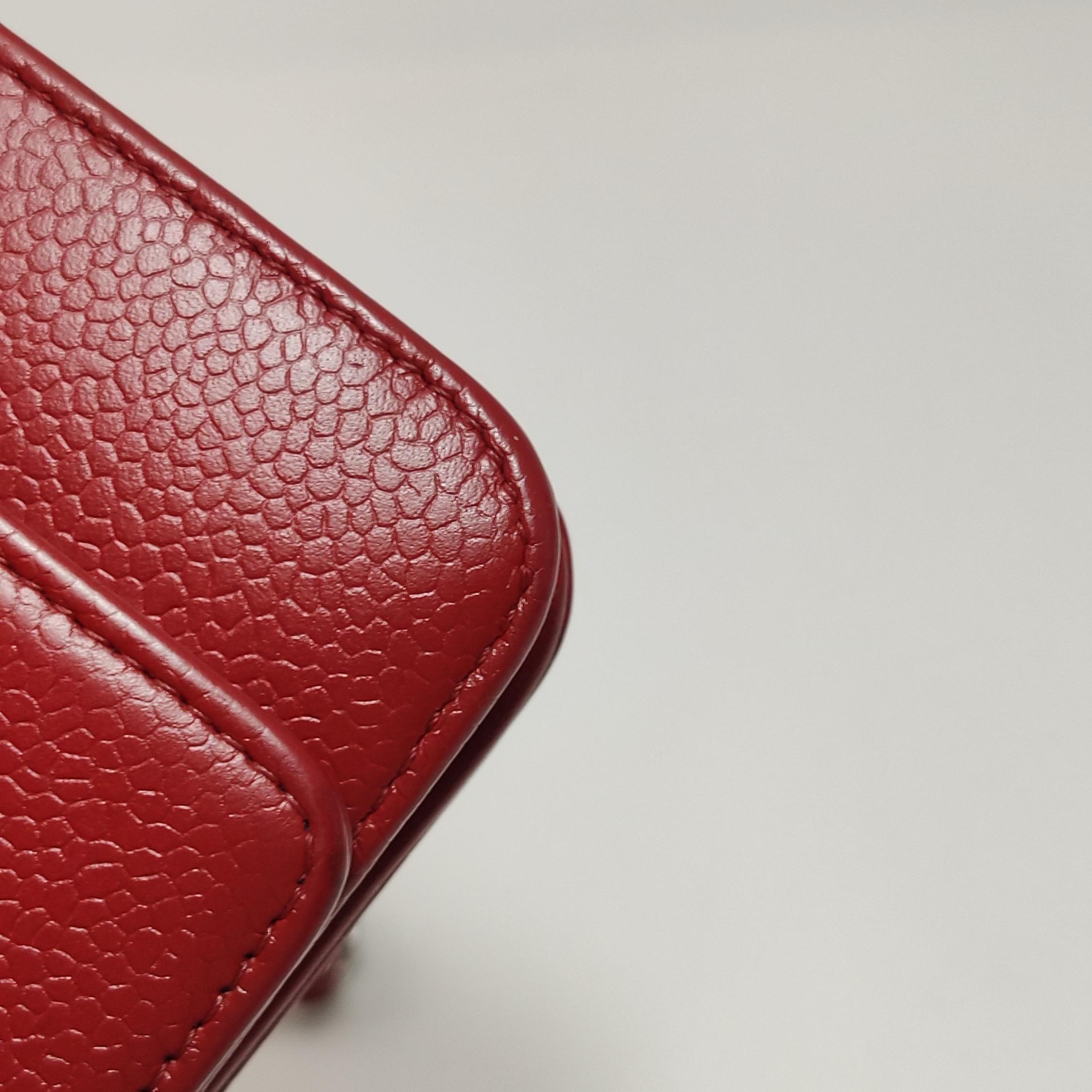 Portefeuille Chanel WOC double CC rouge caviar sur chaîne en vente 7