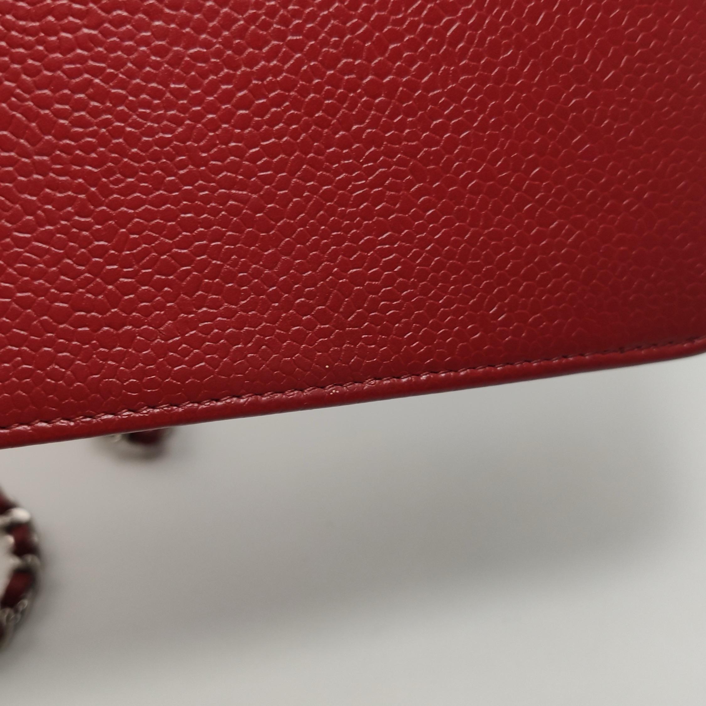 Portefeuille Chanel WOC double CC rouge caviar sur chaîne en vente 11