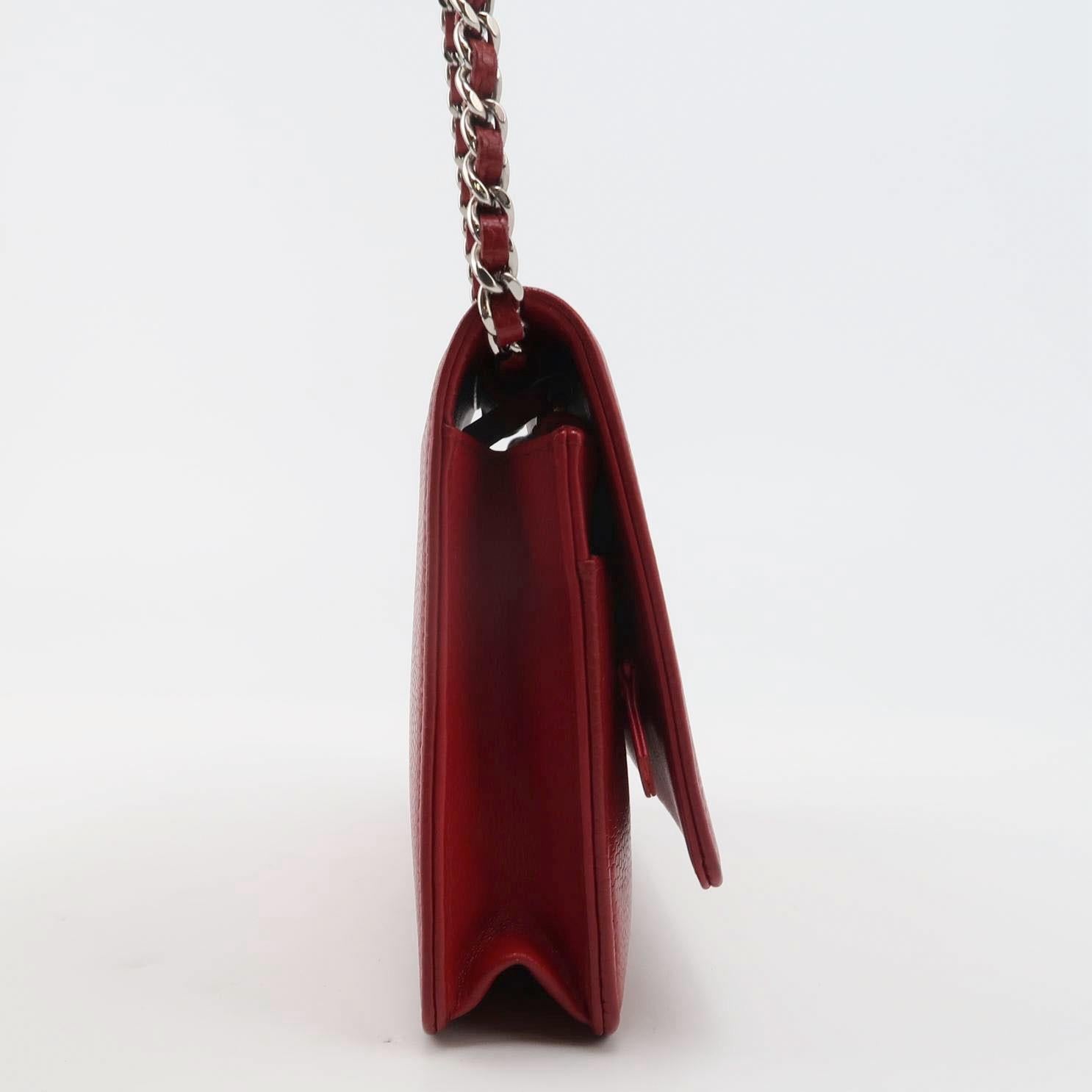 Portefeuille Chanel WOC double CC rouge caviar sur chaîne Excellent état - En vente à AUBERVILLIERS, FR