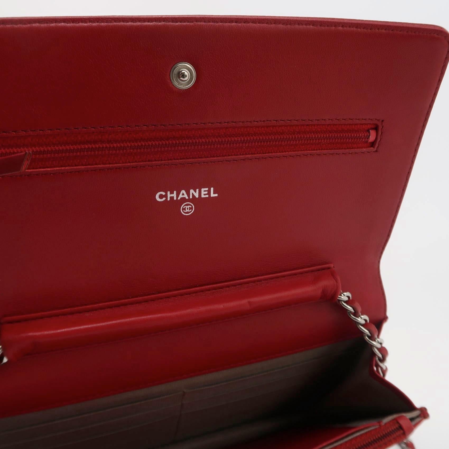 Portefeuille Chanel WOC double CC rouge caviar sur chaîne en vente 2