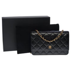 Chanel Brieftasche an Kette (WOC)  Schultertasche aus schwarzem, gestepptem Leder in Kaviar, GHW