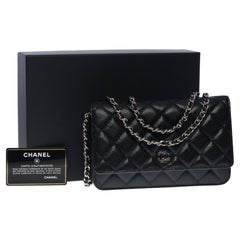 Portefeuille Chanel sur chaîne (WOC)  Sac à bandoulière en cuir matelassé Caviar noir, SHW