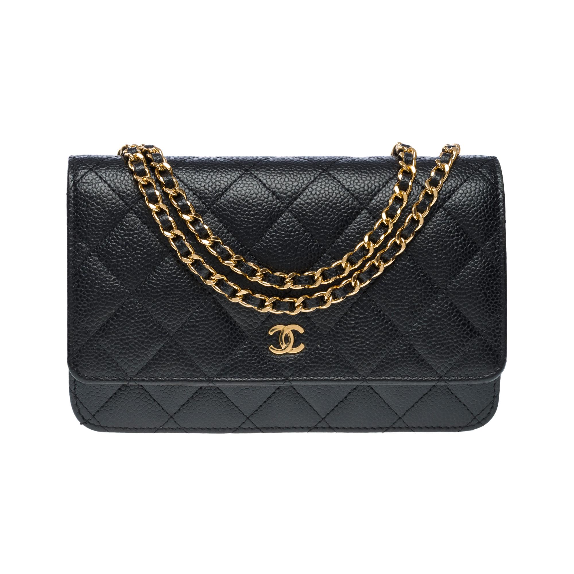 Chanel Wallet on Chain (WOC)  shoulder bag in Black quilted Caviar leather, GHW In Excellent Condition For Sale In Paris, IDF
