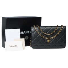 Chanel Portemonnaie an Kette (WOC)  Umhängetasche aus schwarzem gestepptem Kaviarleder, GHW