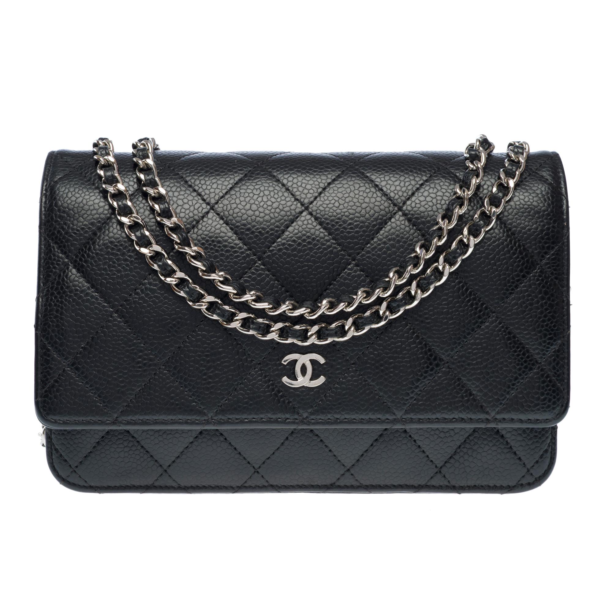 Chanel Wallet on Chain (WOC)  shoulder bag in Black quilted Caviar leather, PHW In Excellent Condition For Sale In Paris, IDF