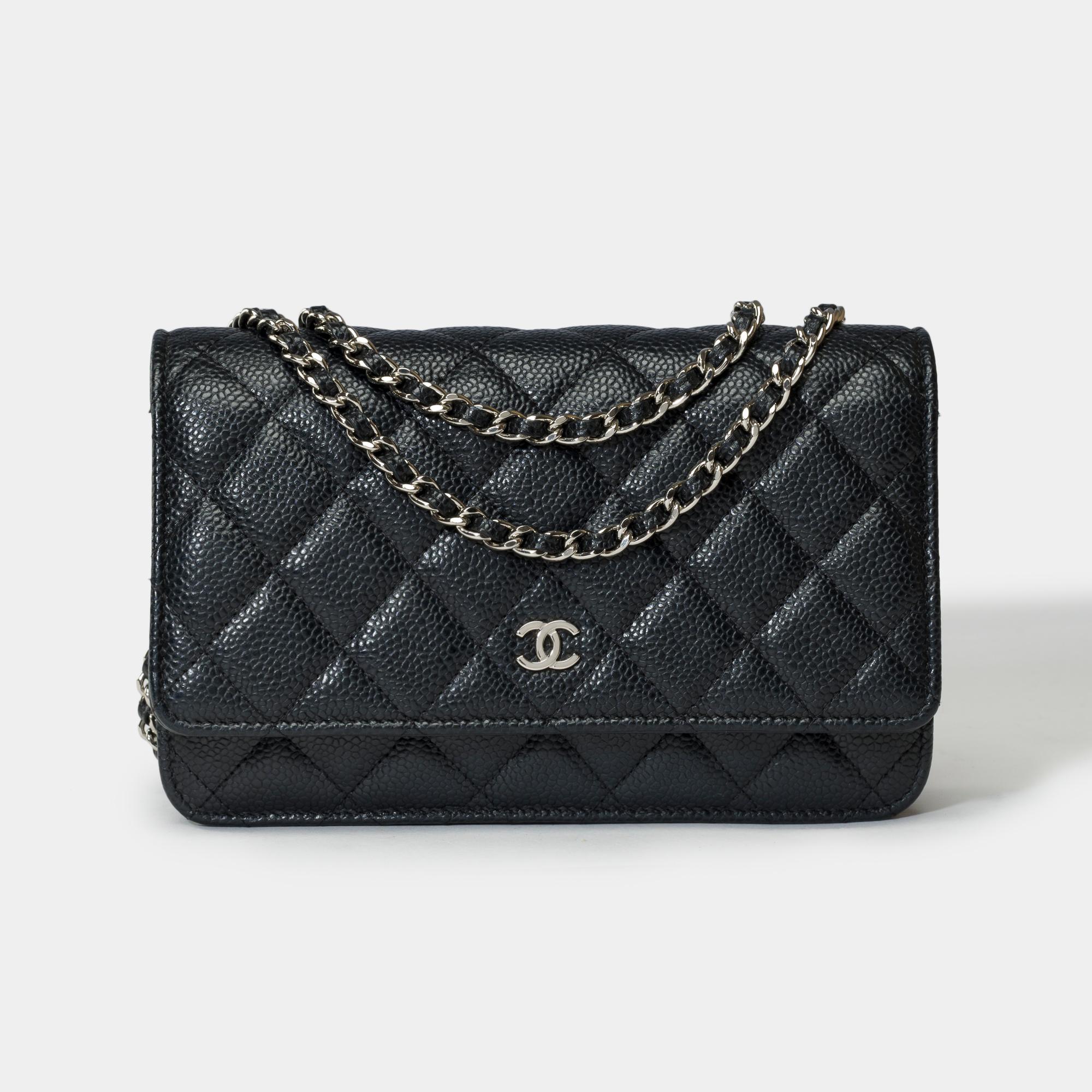 Wunderschöne Chanel Wallet On Chain Umhängetasche (WOC) aus schwarzem, gestepptem Kaviarleder, mit silbernen Metallverzierungen und einer silbernen Metallkette, die mit schwarzem Leder verflochten ist, so dass man sie sowohl über der Schulter als