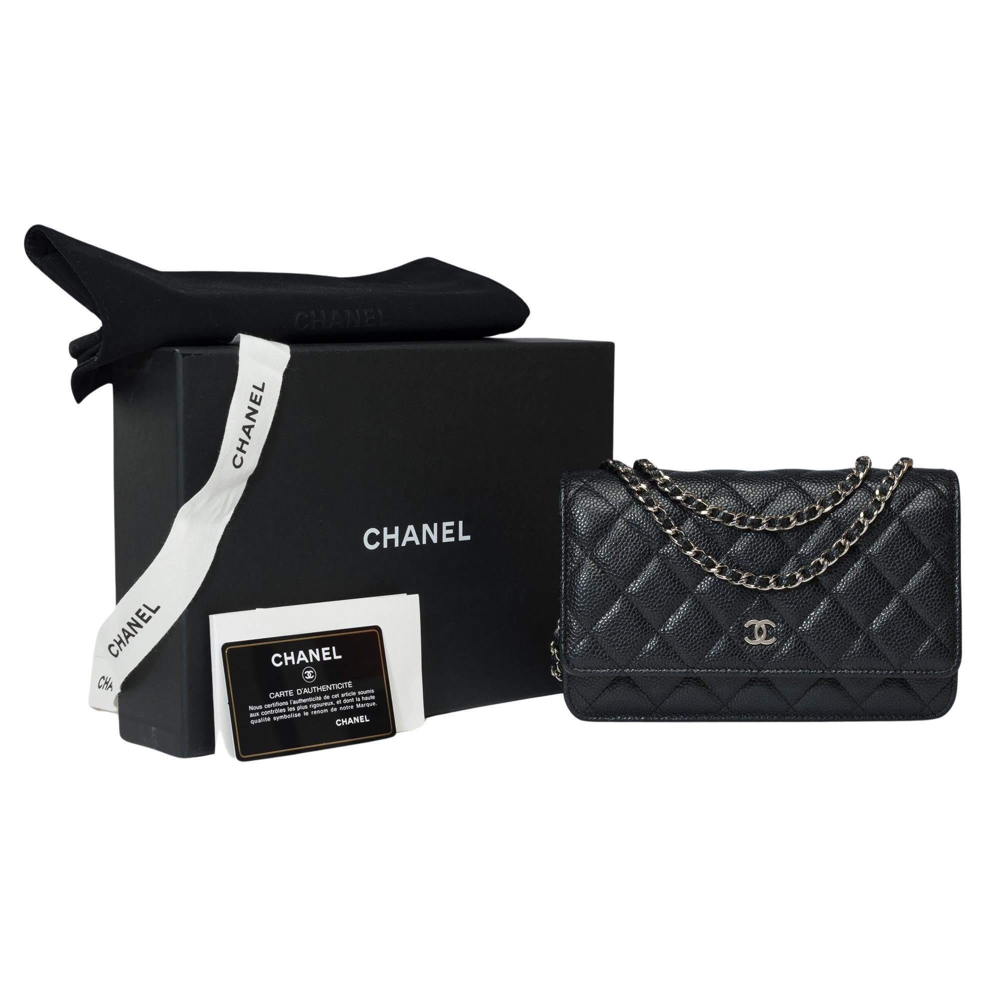 Chanel Portemonnaie an Kette (WOC)  Umhängetasche aus schwarzem gestepptem Kaviarleder, SHW im Angebot