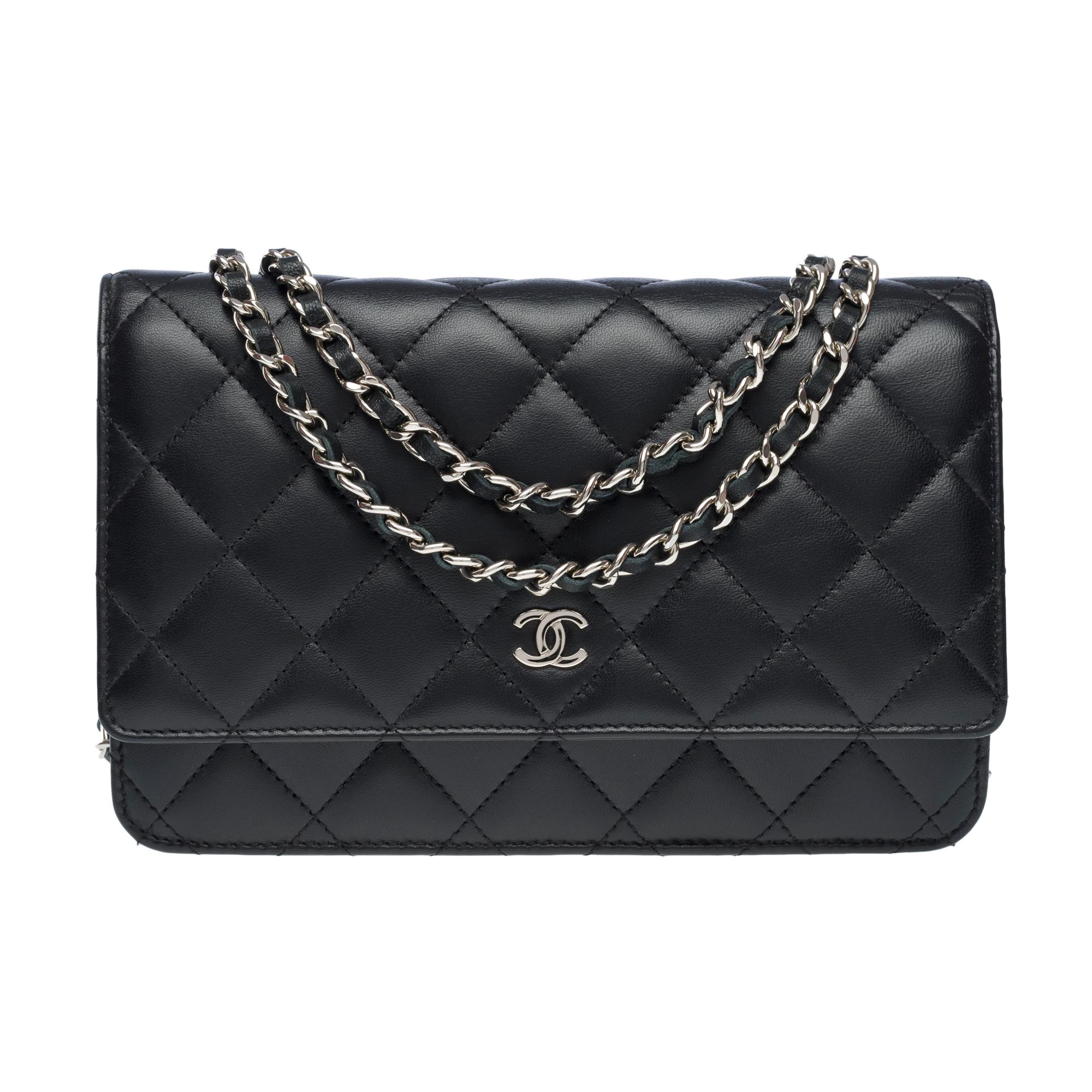 Chanel Wallet on Chain (WOC)  shoulder bag in Black quilted lamb leather, SHW In Excellent Condition For Sale In Paris, IDF