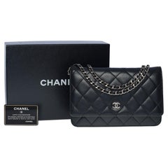 Portefeuille Chanel sur chaîne (WOC)  Sac à bandoulière en cuir d'agneau matelassé noir, SHW