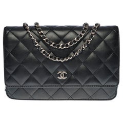Chanel Brieftasche an Kette (WOC)  Schultertasche aus schwarzem gestepptem Leder, SHW