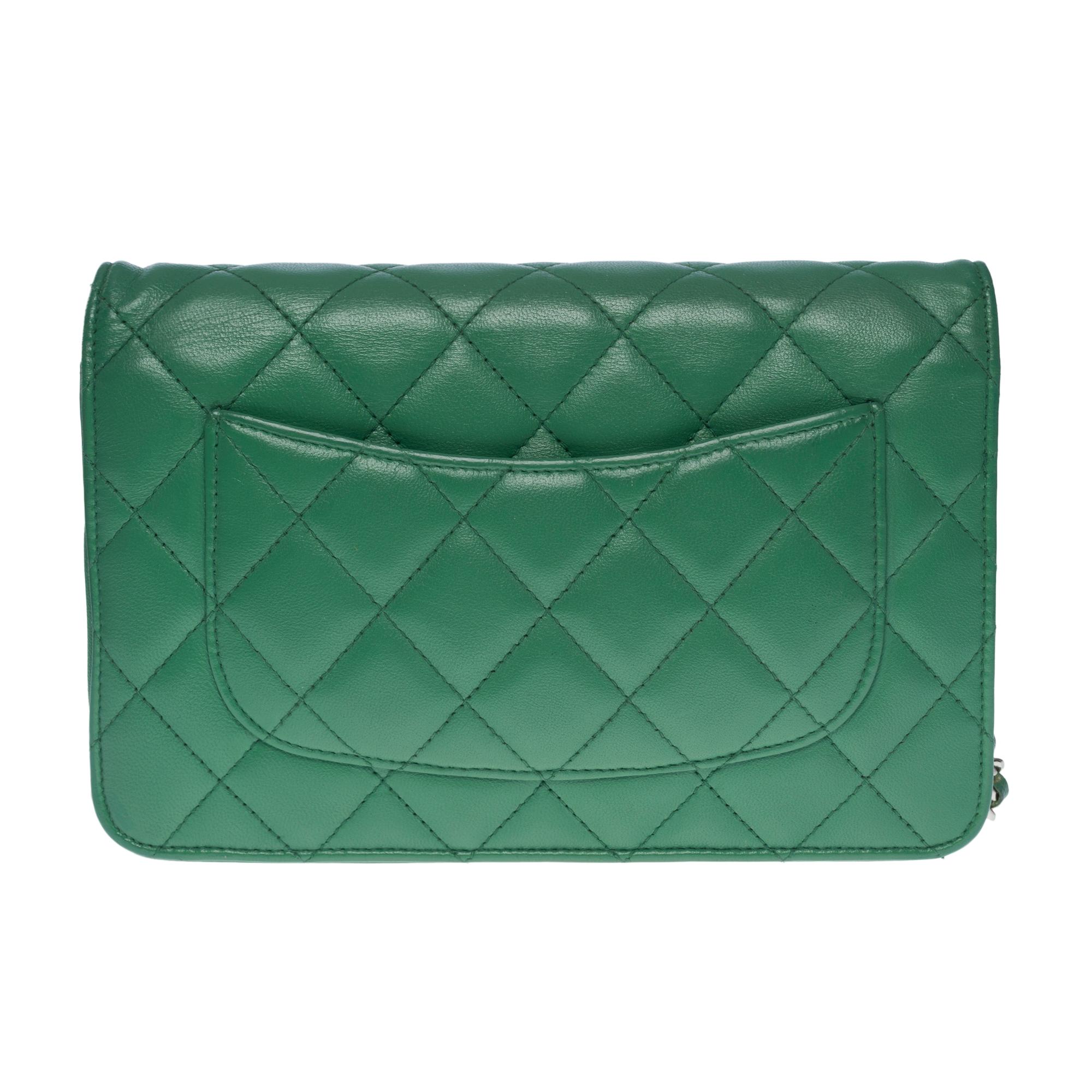 Lovely Chanel Wallet On Chain (WOC) shoulder bag in green quilted lambskin leather, silver metal hardware, a silver metal chain handle interwoven with green leather for a shoulder or crossbody carry
A patch pocket at the back of the bag
Closure by