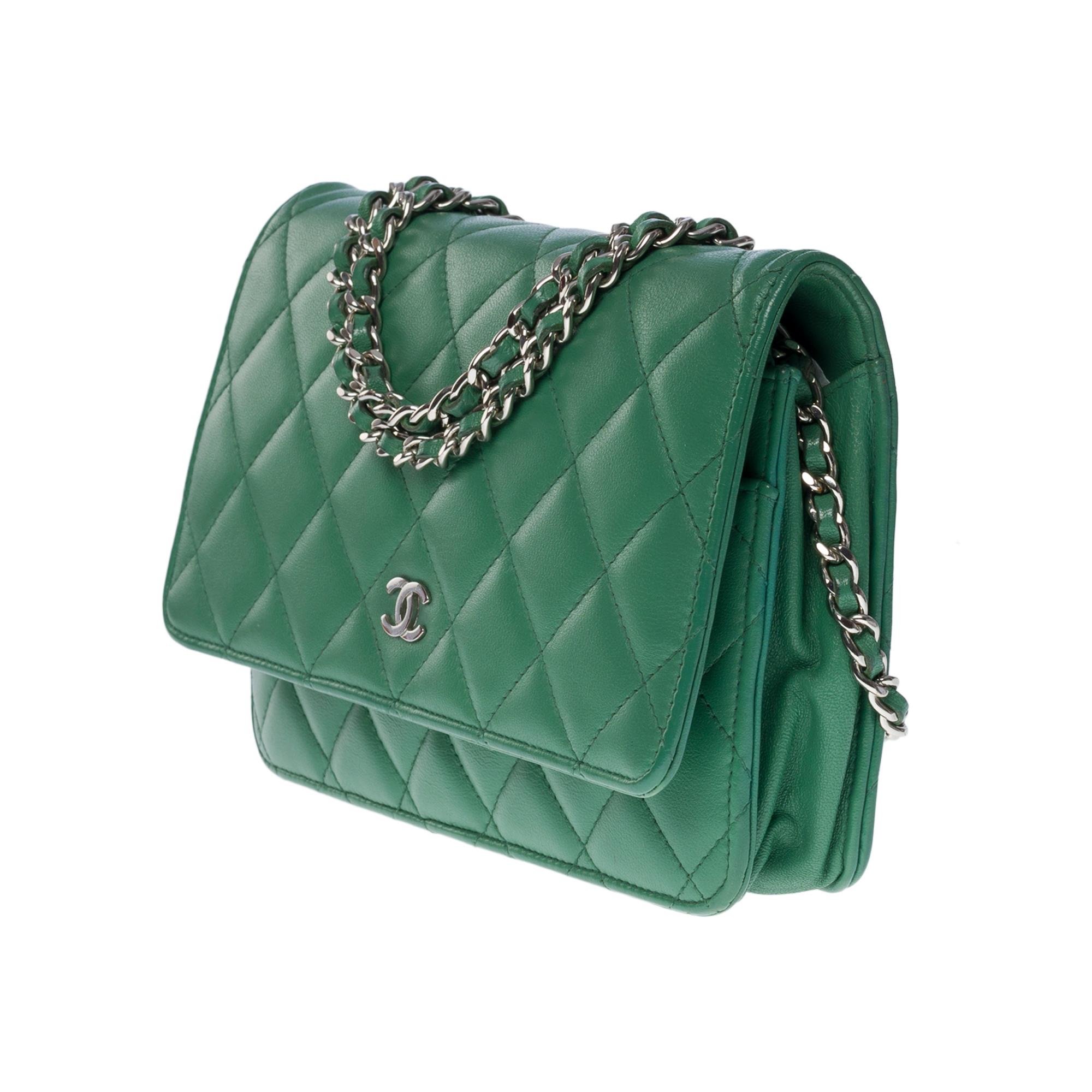 Chanel Wallet on Chain (WOC)  shoulder bag in green quilted lamb leather, SHW In Excellent Condition In Paris, IDF