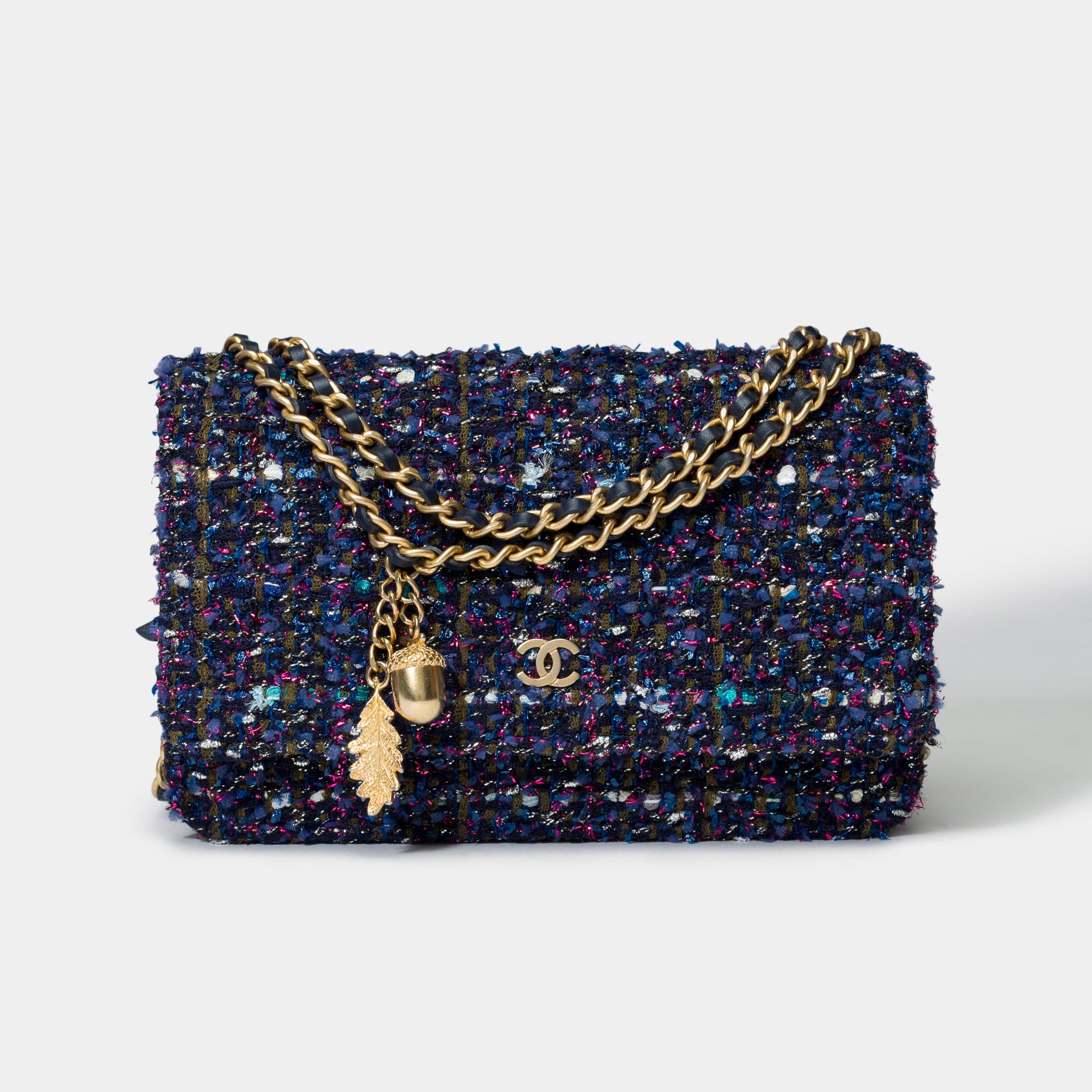 Stunning & Rare Chanel Wallet On Chain (WOC) Shoulder bag in Tweed and multicolored sequins , matte gold metal trim, a shoulder strap in matte gold metal interlaced with navy blue leather for carrying hand or shoulder or shoulder strap

Closure by
