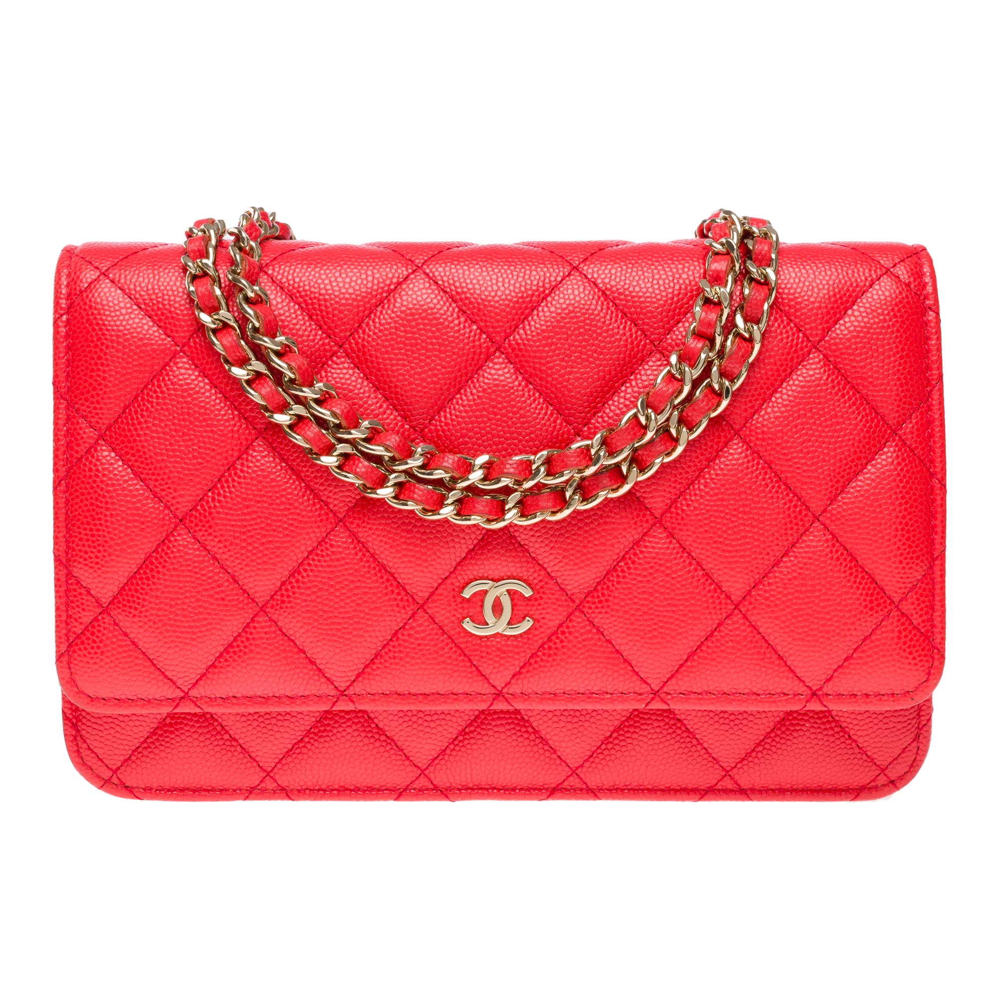 Chanel Wallet on Chain (WOC)  shoulder bag in Red quilted Caviar leather, GHW In Excellent Condition For Sale In Paris, IDF