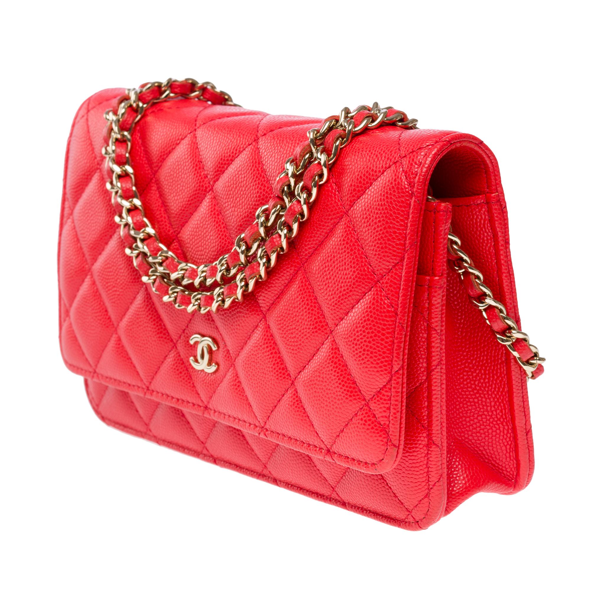 Portefeuille Chanel sur chaîne (WOC)  sac à bandoulière en cuir Caviar matelassé rouge, GHW en vente 1