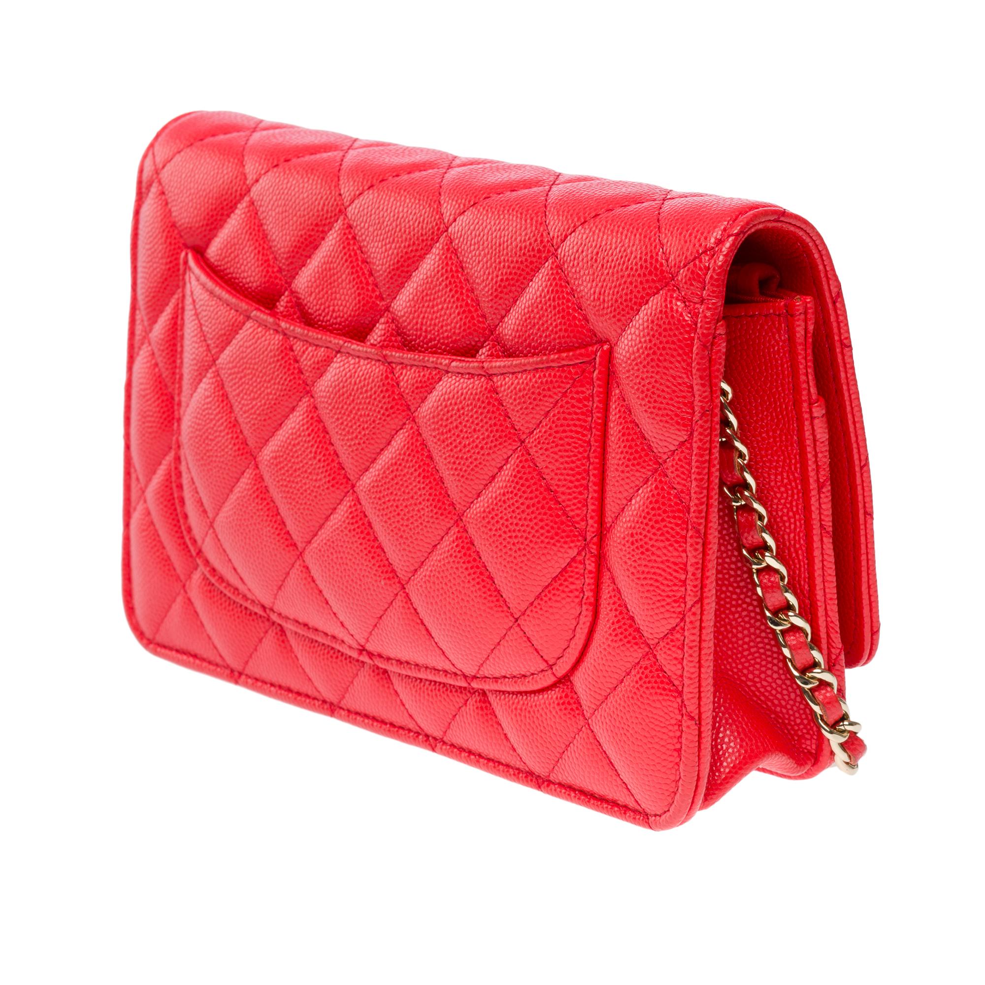 Chanel Wallet on Chain (WOC)  shoulder bag in Red quilted Caviar leather, GHW For Sale 2
