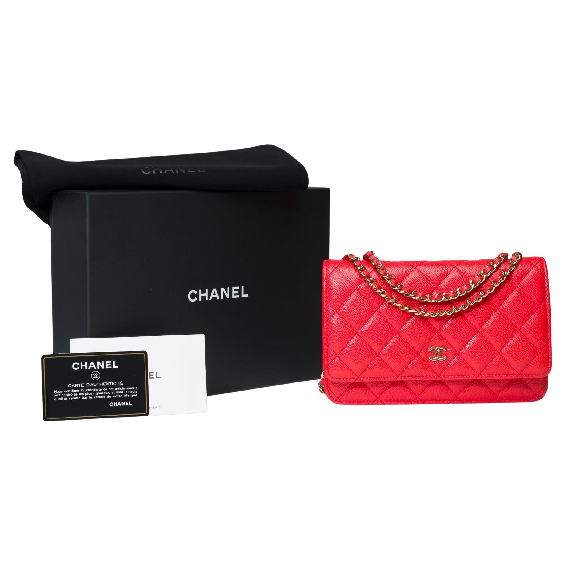 Portefeuille Chanel sur chaîne (WOC)  sac à bandoulière en cuir Caviar matelassé rouge, GHW en vente