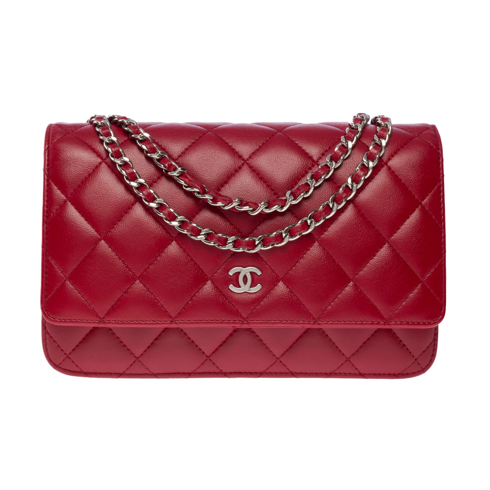 Lovely Chanel Wallet On Chain (WOC) shoulder bag in red quilted lambskin leather, silver metal hardware, a silver metal chain handle intertwined with red leather for a shoulder or crossbody carry
A patch pocket at the back of the bag
Closure by