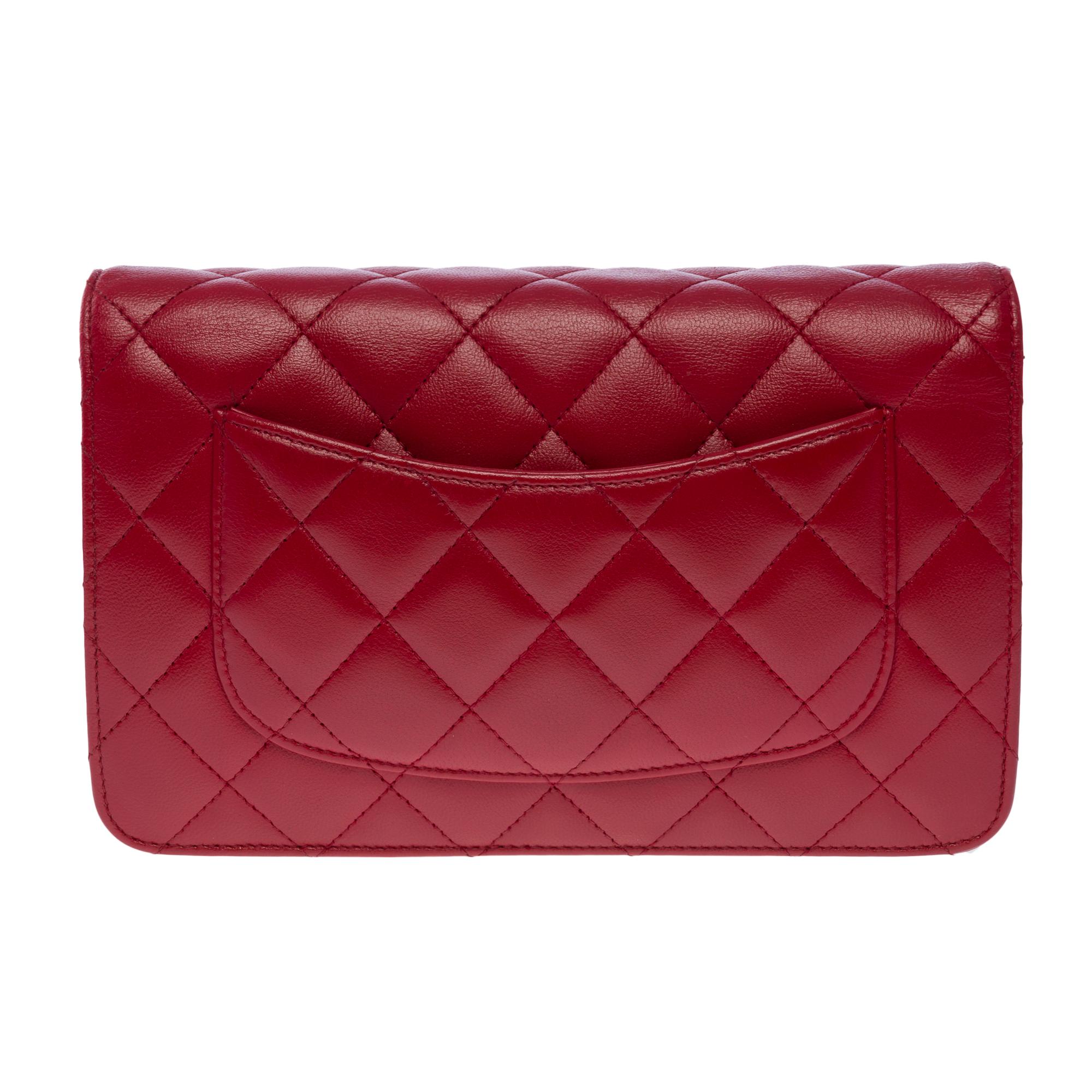 Chanel Wallet on Chain (WOC)  shoulder bag in Red quilted lambskin leather, GHW In Good Condition In Paris, IDF