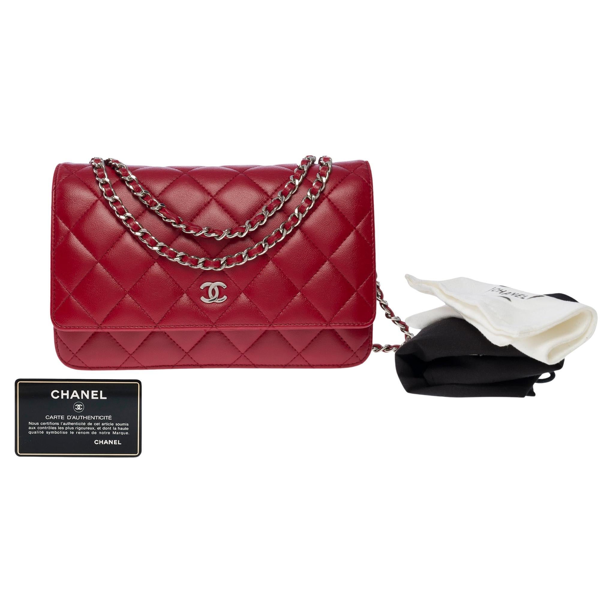 Chanel Wallet on Chain (WOC)  shoulder bag in Red quilted lambskin leather, GHW