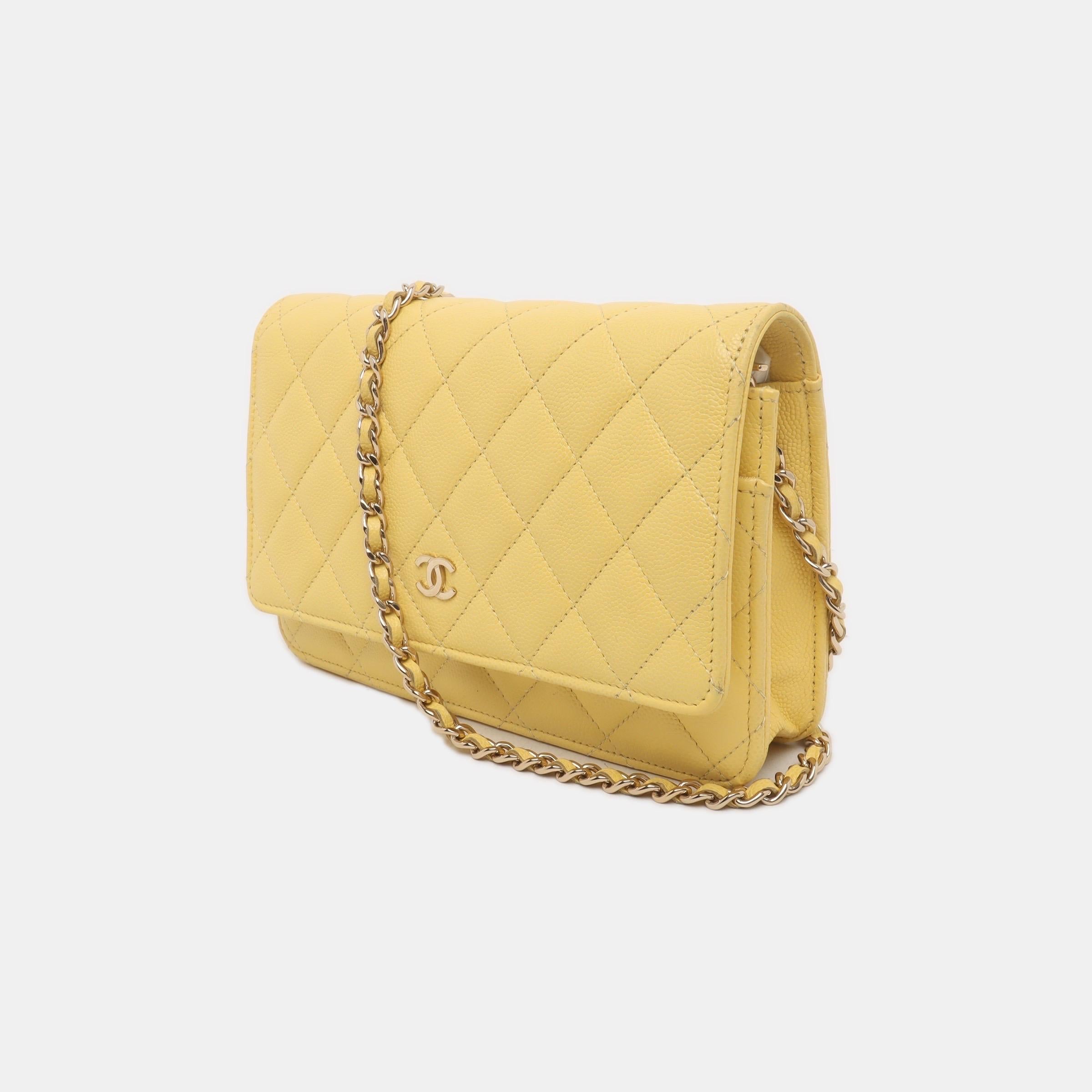 Portefeuille Chanel sur chaîne en cuir jaune caviar avec détails dorés 2020 Bon état à AUBERVILLIERS, FR