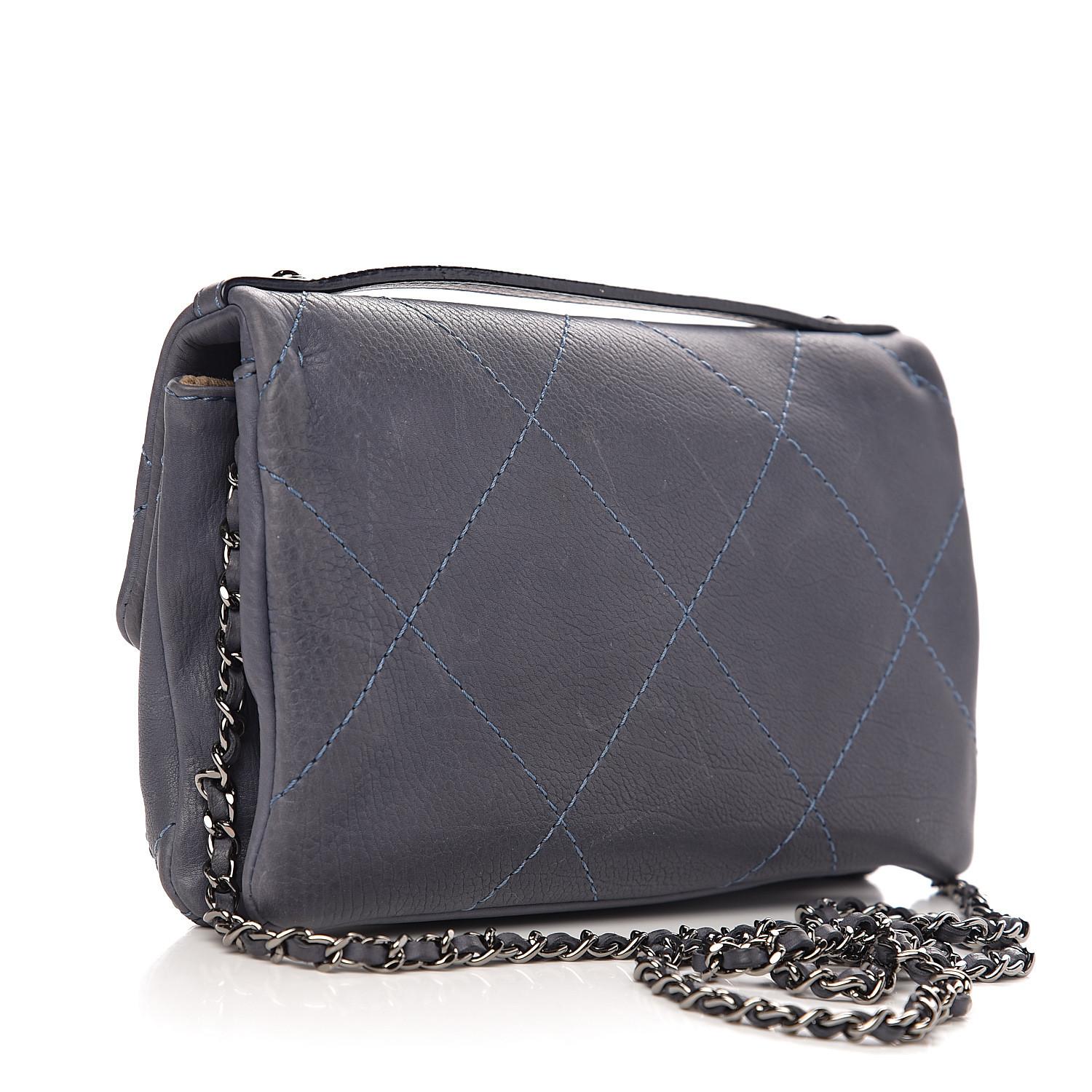 Chanel Washed Calfskin Quilted Hamptons Clutch Black Mini In Good Condition In Montreal, Quebec