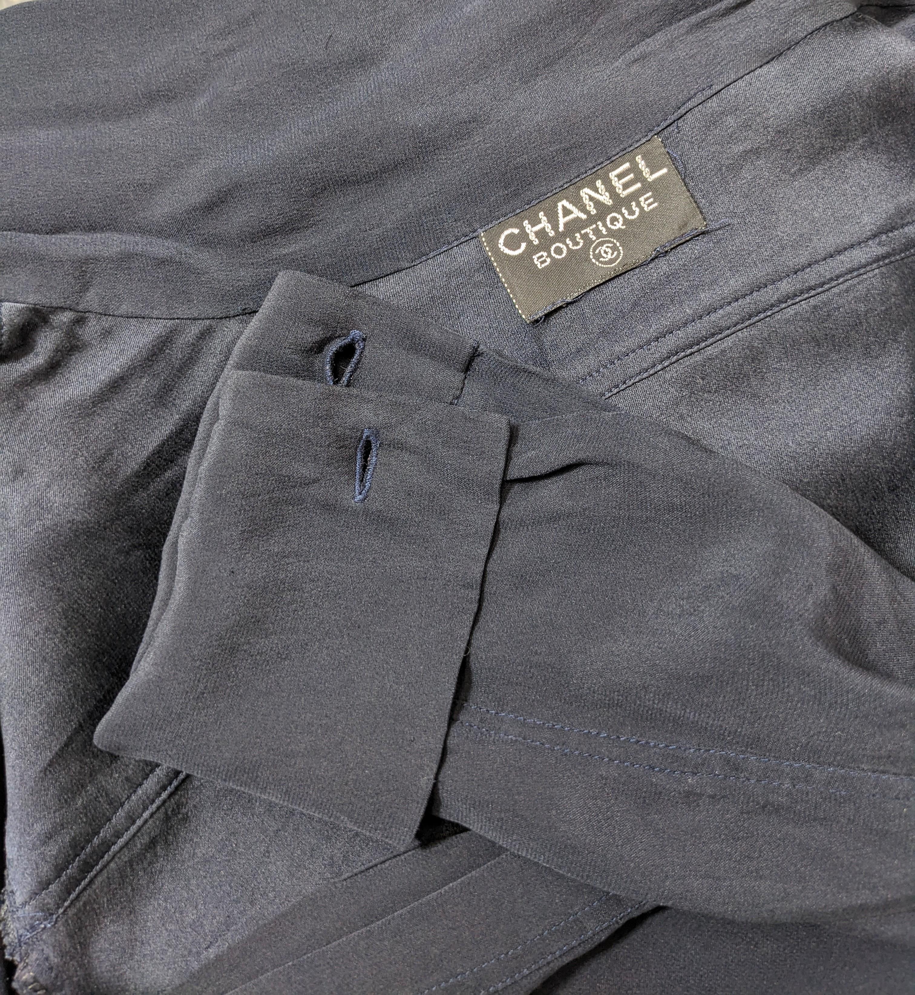 Chanel Bluse aus gewaschener Seide mit Pussy Bow-Logo im Angebot 5