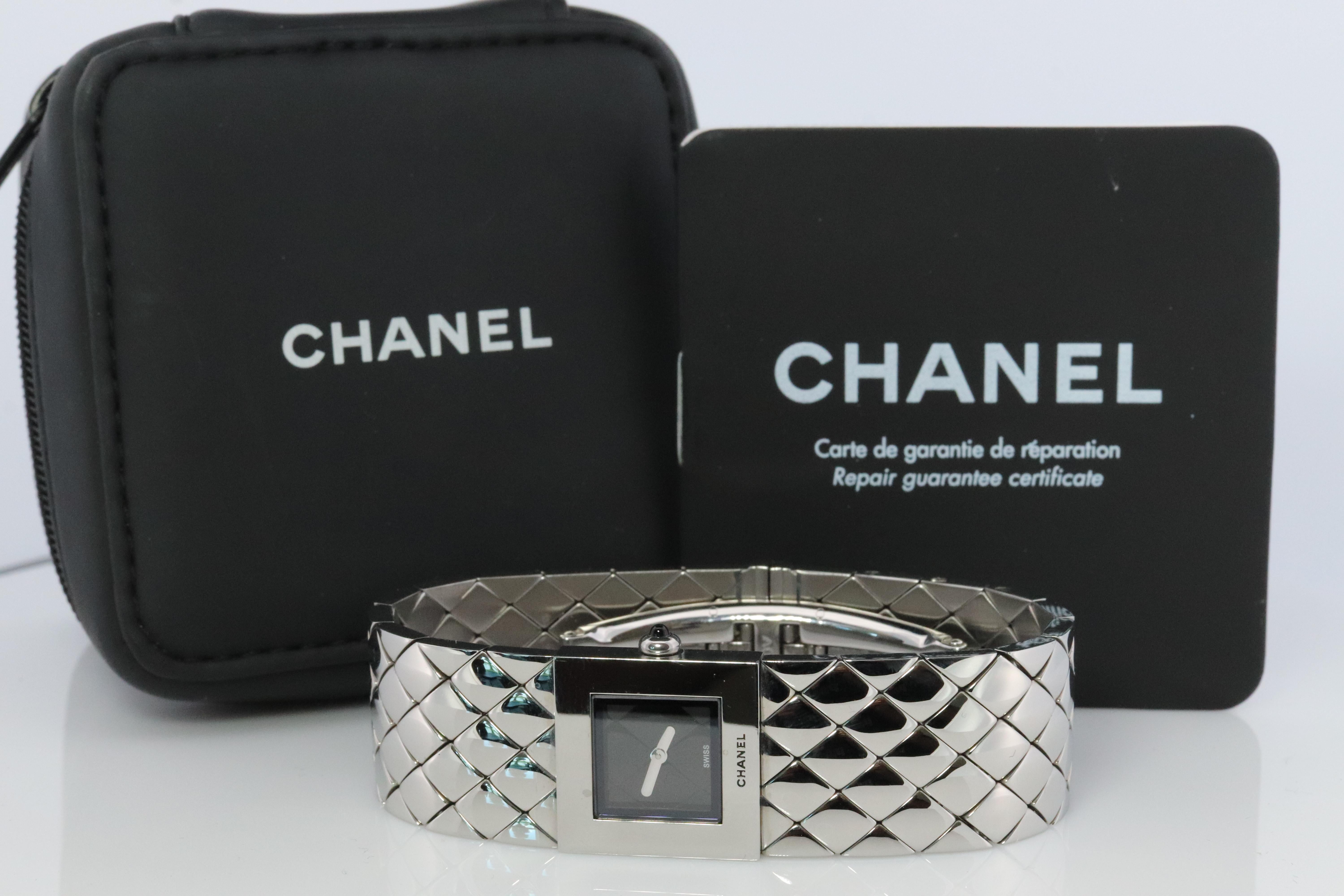 RARE Chanel Matelasse

Damen Edelstahl 19mm quadratisches Gehäuse.

Schöne Uhr. Quarz. Funktioniert und hält die Zeit. Neue Batterie installiert.

Saphir-Cabochon-Krone.


Zustand: Geringe Gebrauchsspuren. 
6,5 Zoll Handgelenkgröße.

Kommt mit