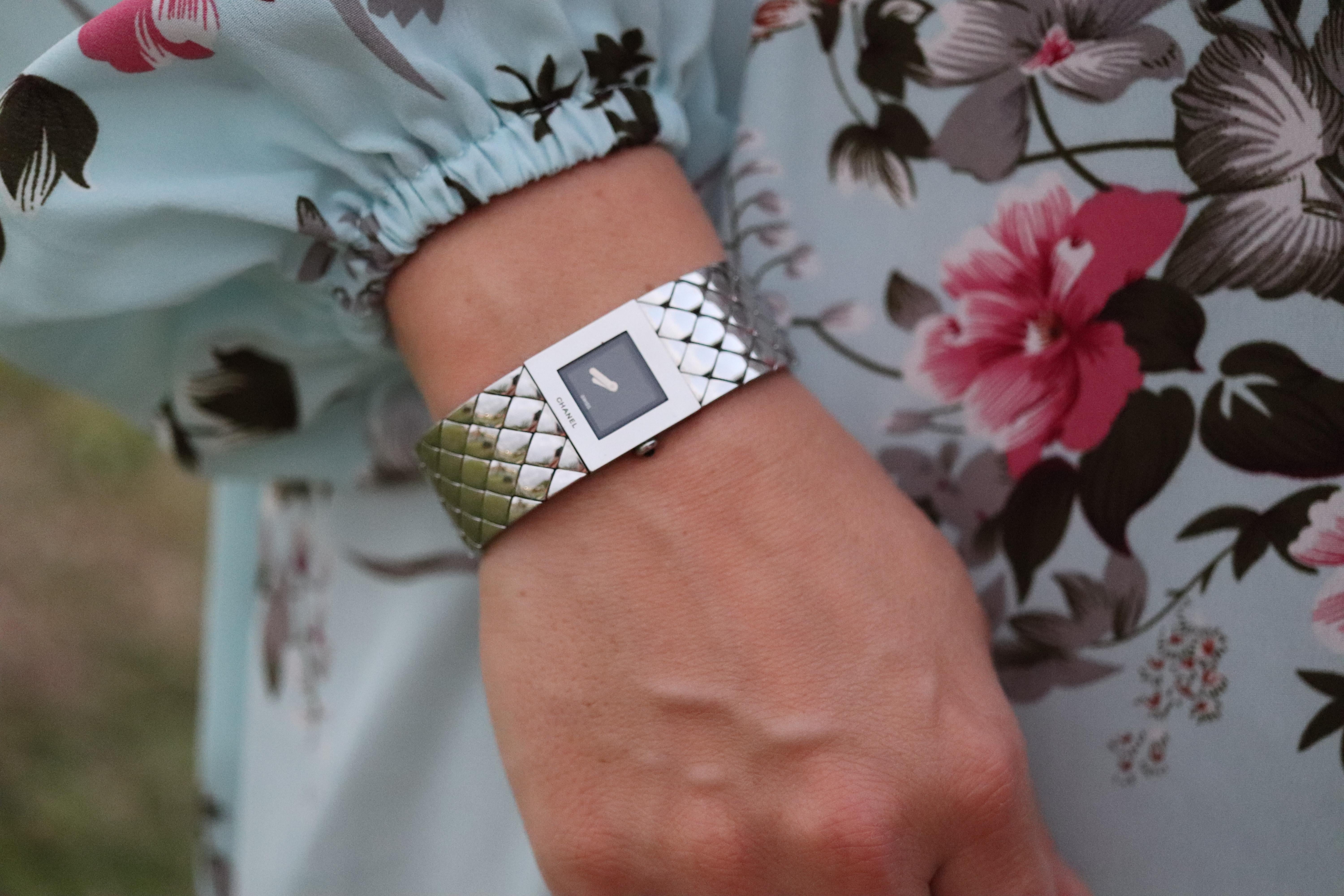 RARE Chanel Matelasse

Womens Stainless Steel 19mm square case.
ref. B.M.23065

Beautiful Watch. Quartz. Works and keeps time. New Battery installed.

Sapphire Cabochon Crown.


Condition: Little signs of wear.
6.25in wrist size.