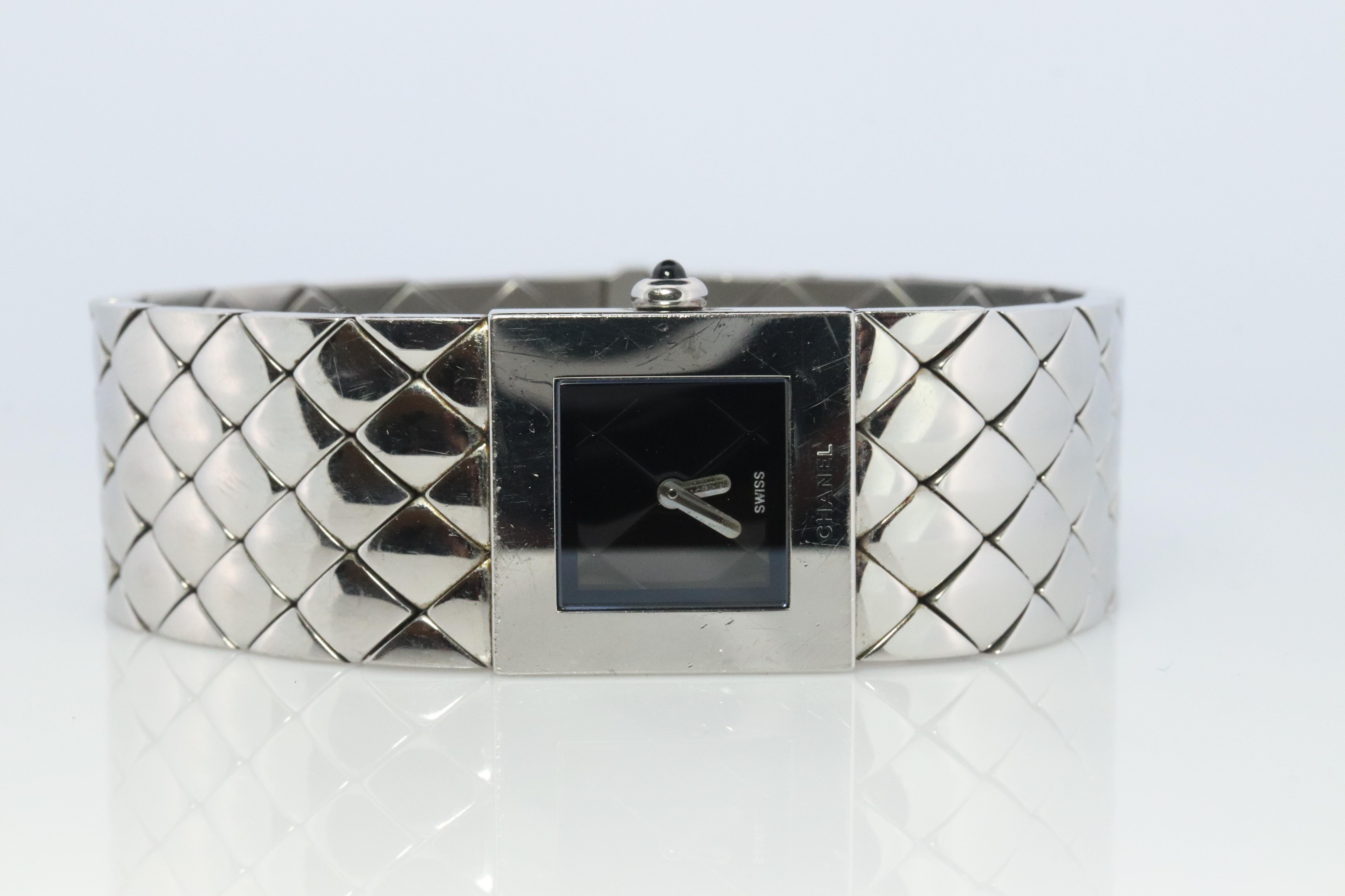 Moderno Orologio Chanel. Orologio da polso al quarzo da donna in vera matelasse con bracciale trapuntato in vendita