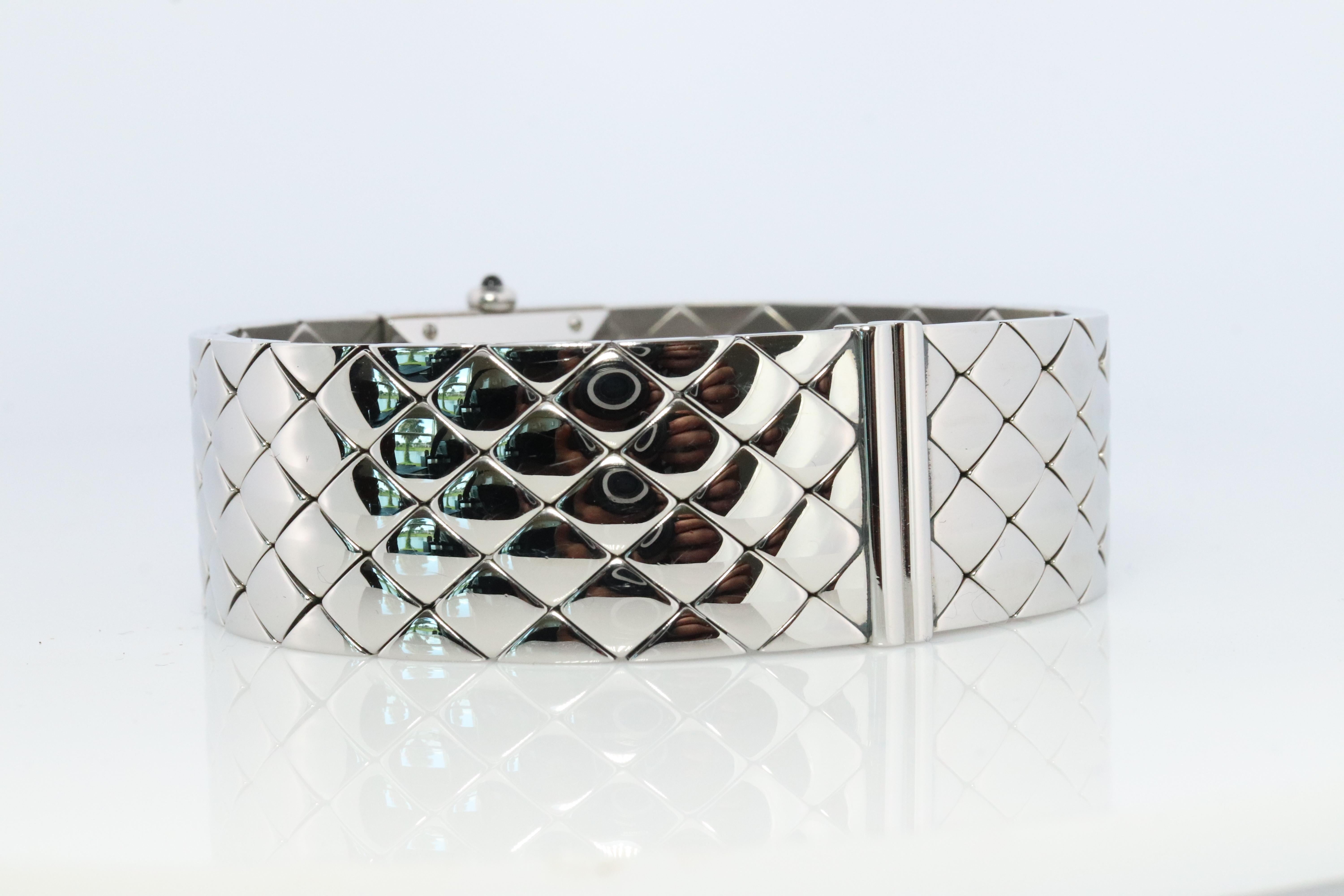 Chanel Uhr. Genuine Matelasse Damen Quarz-Armbanduhr Gestepptes Armband im Zustand „Gut“ in Port Charlotte, FL