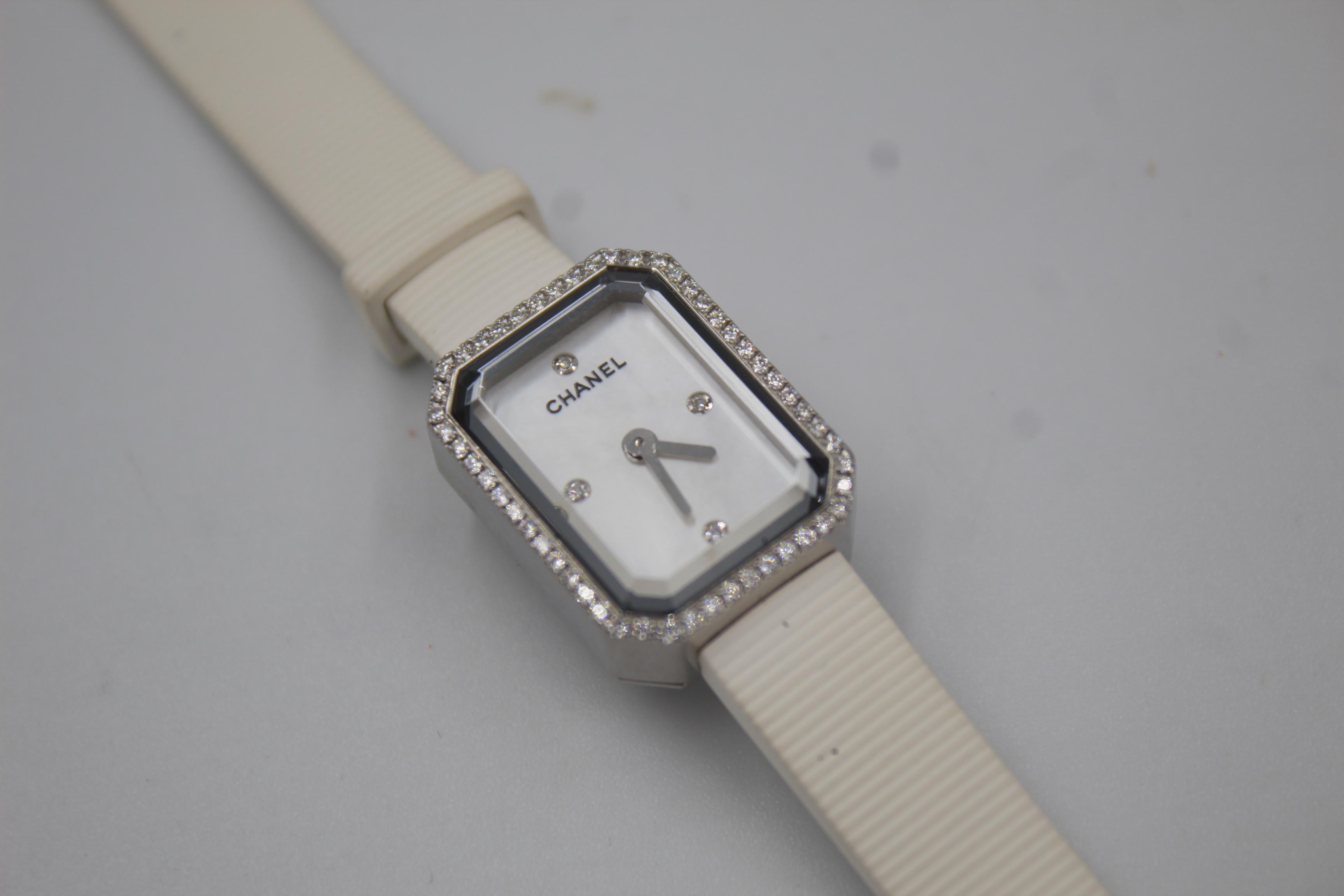 Chanel watch in white rubber and diamonds.
Good condition.
System : quartz.
20cm. watch face : 2cm x 1.5cm 
