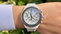 Montre Chanel J12 chronographe en céramique blanche et diamants noirs