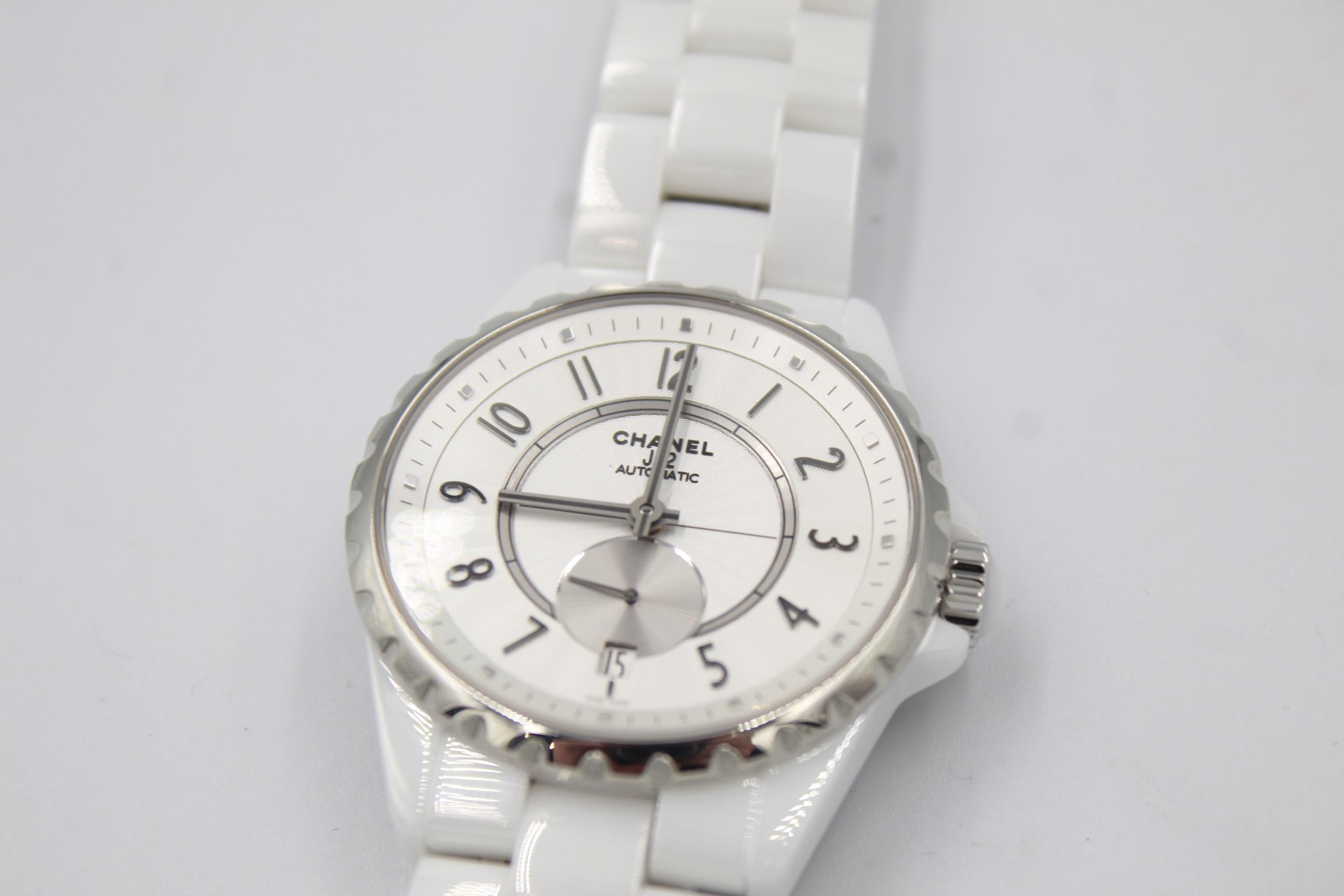 Chanel watch J12 in white ceramic.
Good condition, with some light signs of wear.
38mm
