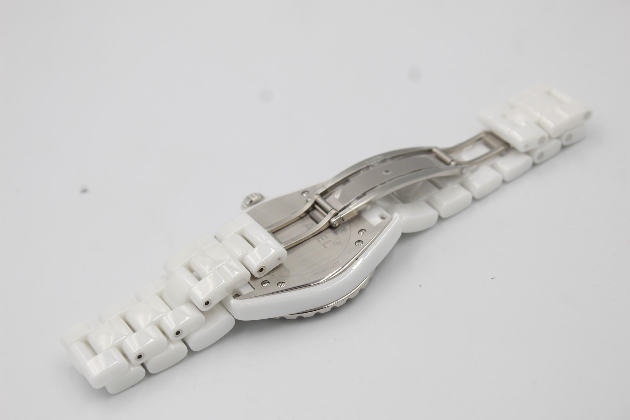 Women's or Men's Chanel watch J12 in white ceramic For Sale