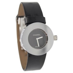 Chanel watch « La Ronde » in black patent leather