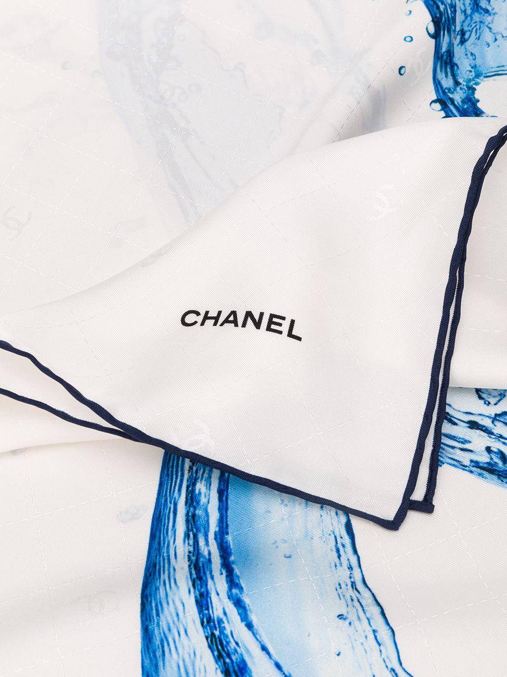 Crafted in Italy from the purest silk, this vintage optic-white coloured scarf features a graphic light blue 'CC Splash' logo print and a contrasting black painted piped trim detailing the finished edges.

Colour: White/ Light-blue/