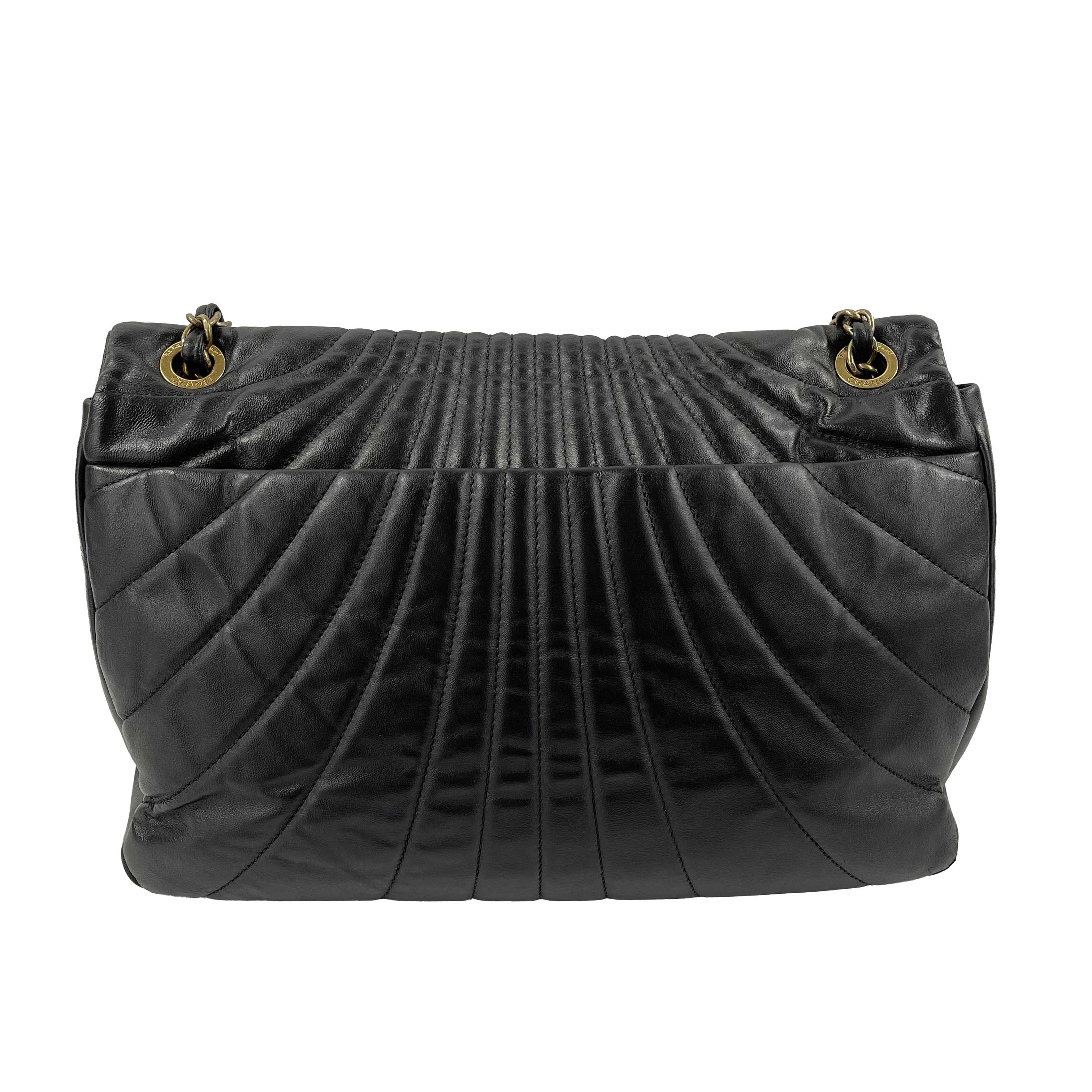 CHANEL - Wave Quilted Black Calfskin Leather Maxi Flap - Gold-tone Shoulder Bag 

Description

Chanel Wave Quilted Leather Maxi Flap from the 2009-2010 collection.
Crafted in black lambskin leather, designed with quilted stitching throughout,