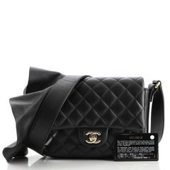 Chanel Wave Riemen-Klappentasche aus gestepptem Lammfell mit Kalbsleder