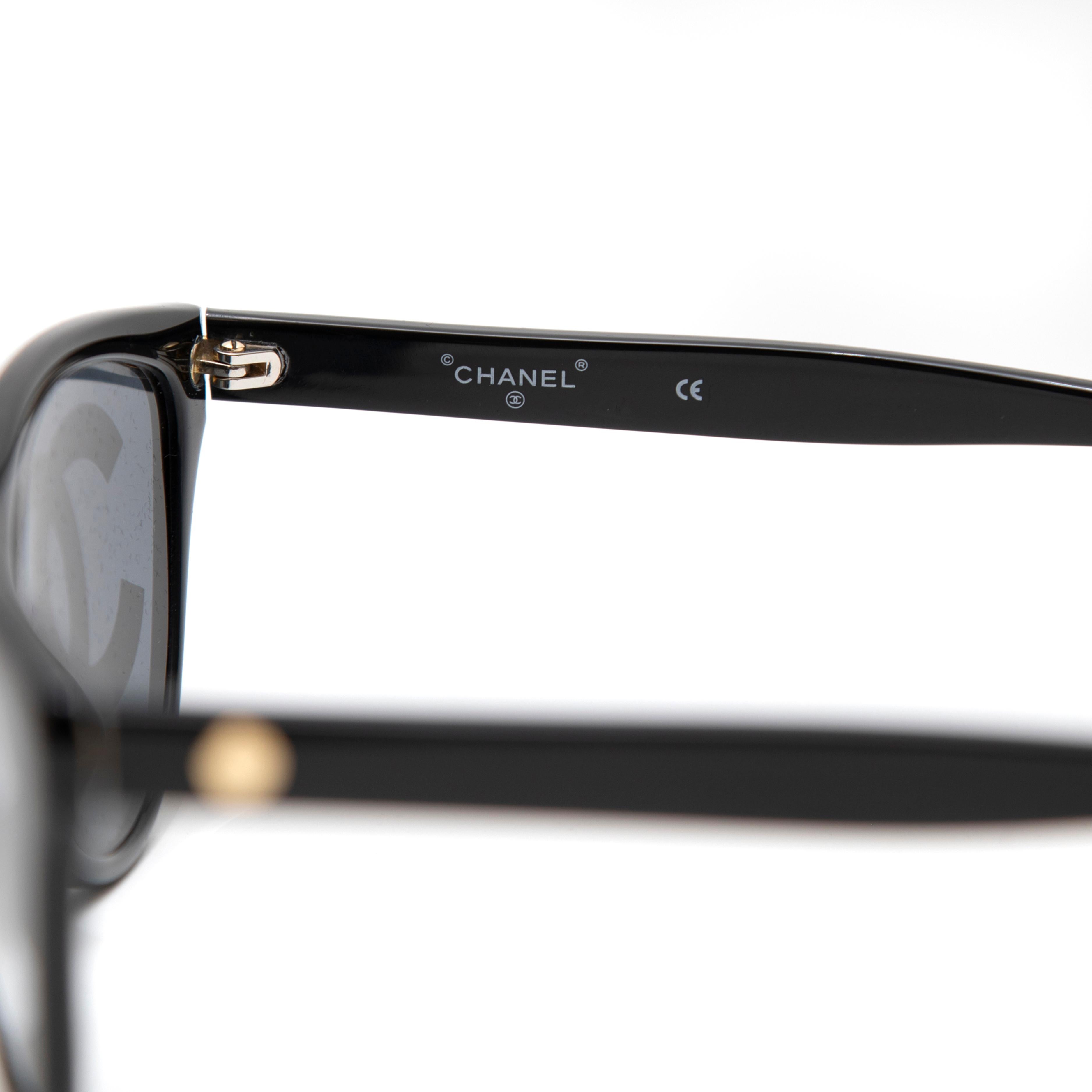Chanel Wayfarer Sunglasses CC Painted Logo with Case In Excellent Condition For Sale In West Hartford, CT