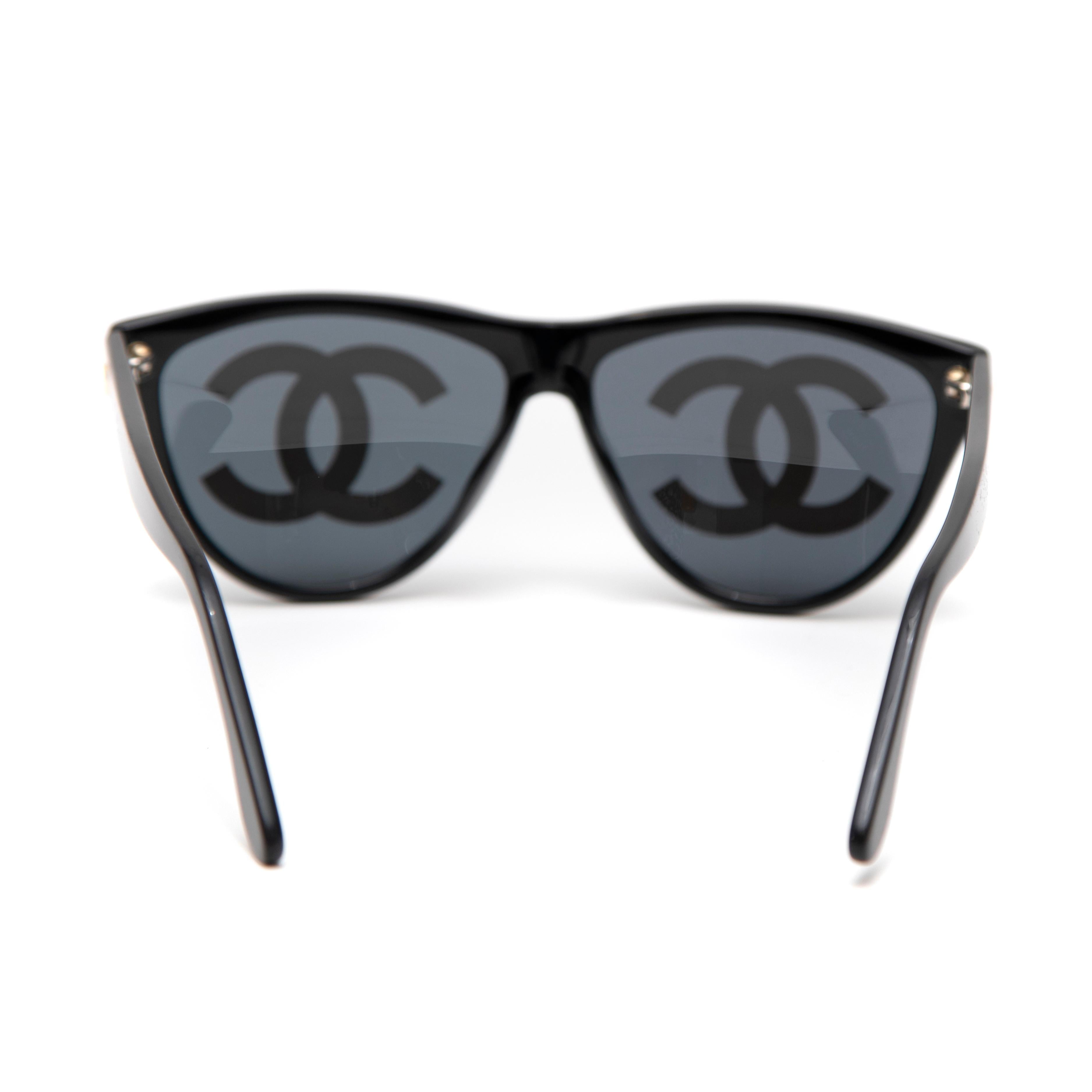 Women's or Men's Chanel Wayfarer Sunglasses CC Painted Logo with Case For Sale