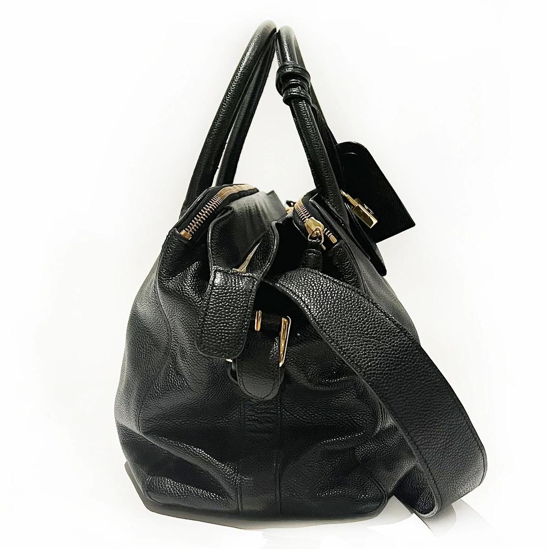 Borsa Chanel Small Weekender 
Prodotto in Italia 
Prodotto nel 2000 - 2001 
Nero 
Pelle di caviale 
Maniglie superiori arrotondate 
Tracolla in pelle staccabile 
Serratura con logo CC oro e chiave 
Tre scomparti con chiusura a cerniera 
Etichetta in
