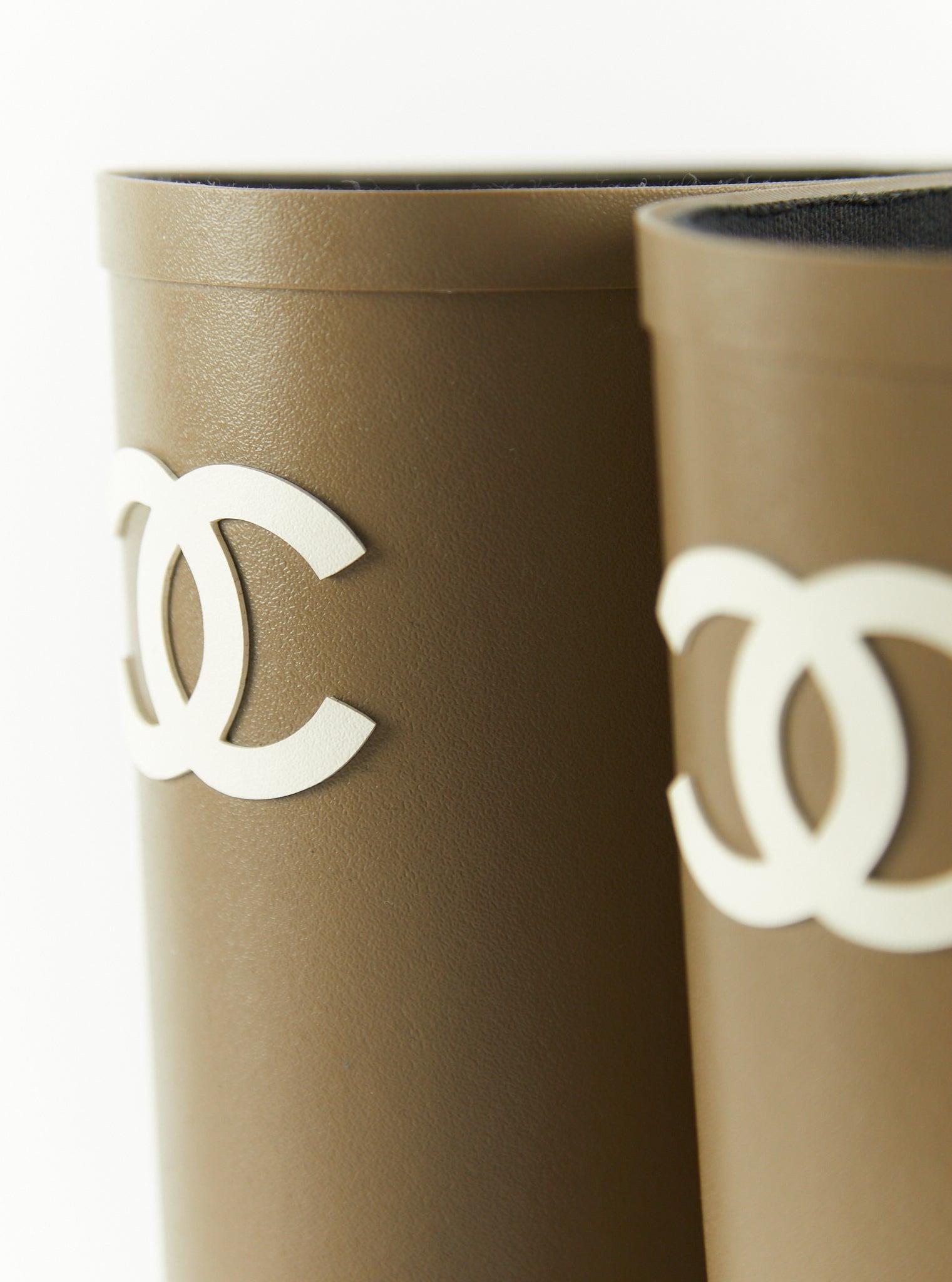 Chanel Gummistiefel in Khaki

Absatzhöhe: 25 mm 

Größe 38