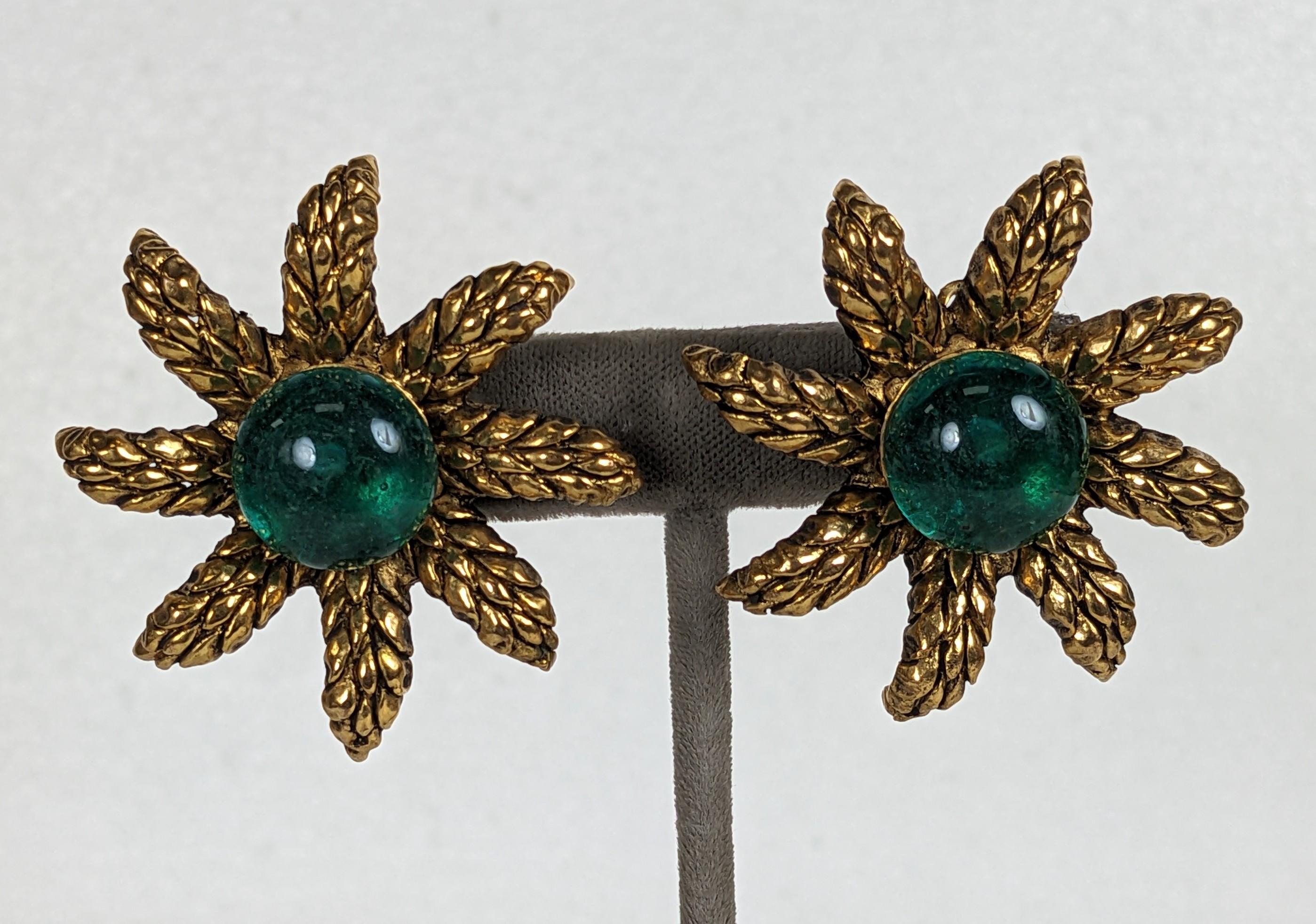 Chanel Star Ohrclips mit Weizenstruktur und einer großen handgefertigten Smaragdperle aus Pate de Verre von Maison Gripoix. Frankreich 1980er Jahre. 1,75