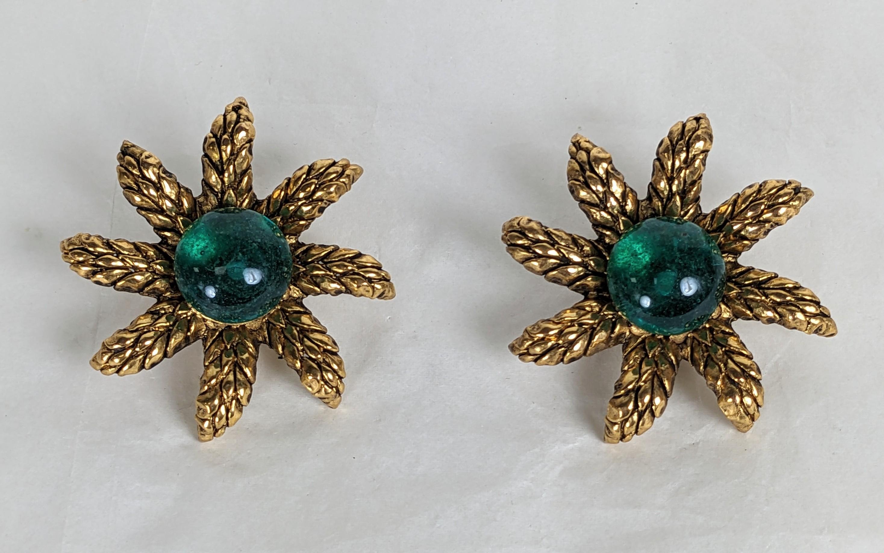 Chanel Weizenstern Smaragd Pate de Verre Ohrclips im Zustand „Hervorragend“ im Angebot in New York, NY